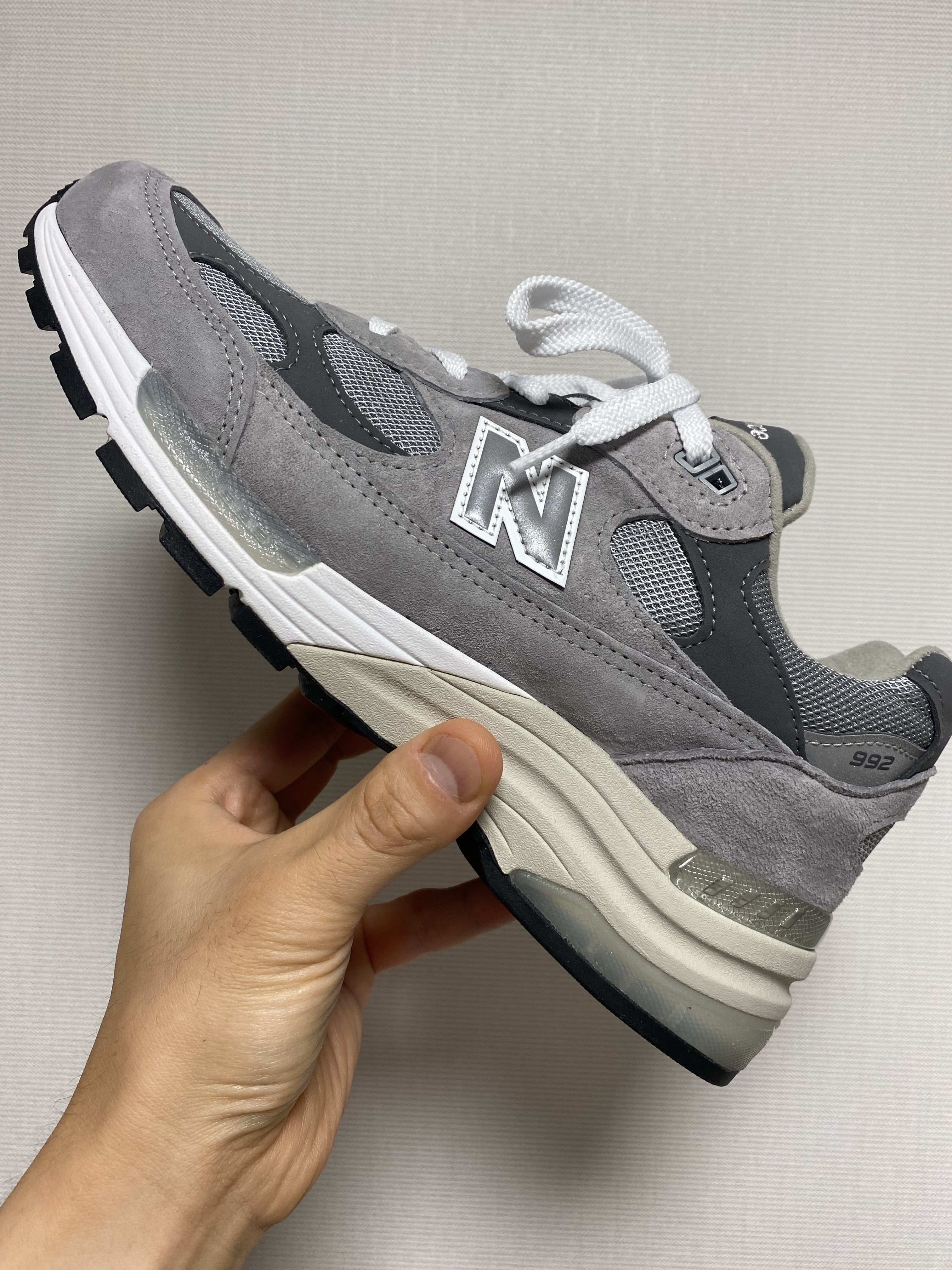 New Balance 992 Made in USA Core Grey Silver Metallic 착용 스타일 - 2