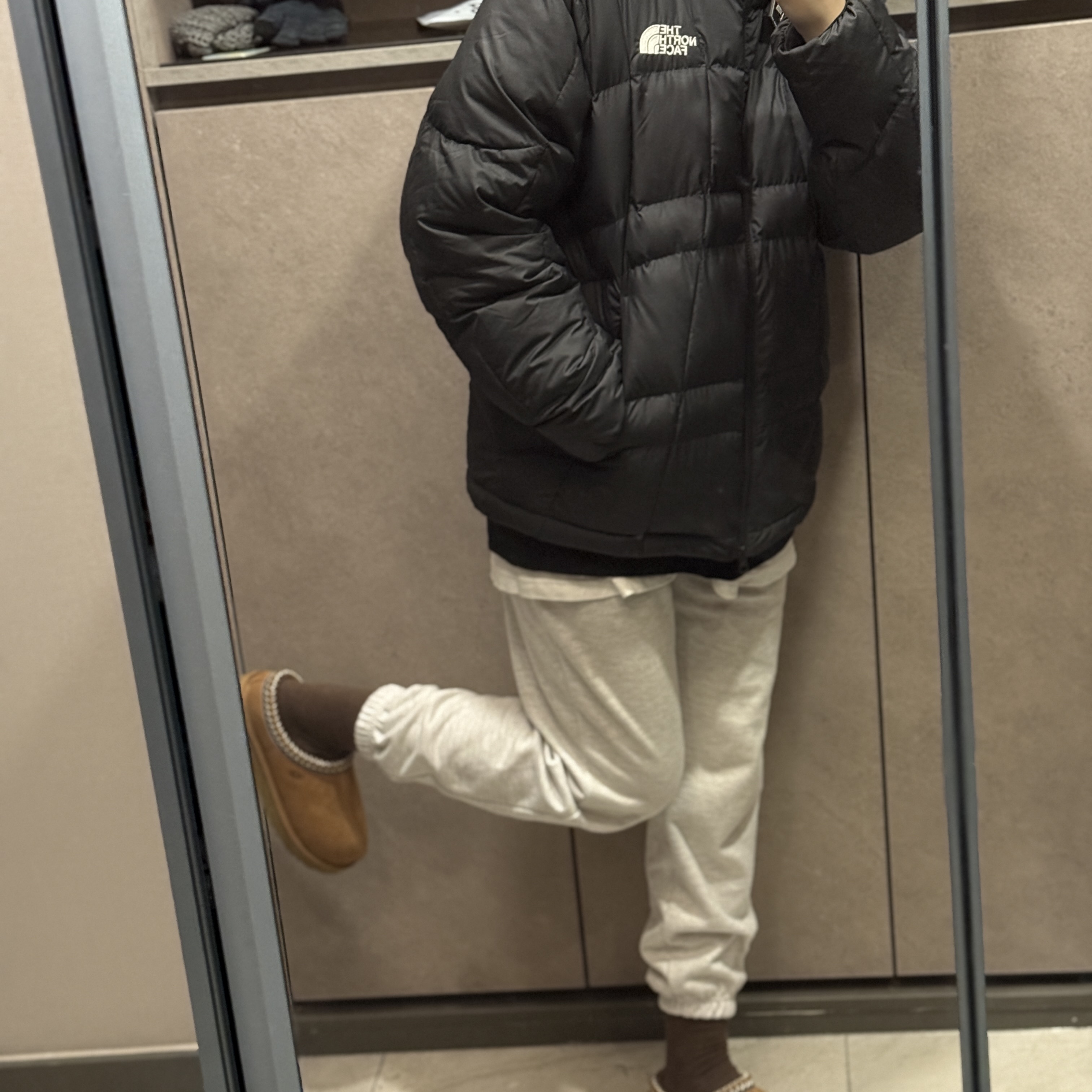 The North Face White Label Wave LT On Ball Jacket Black, UGG Tasman Slipper Chestnut 착용 스타일