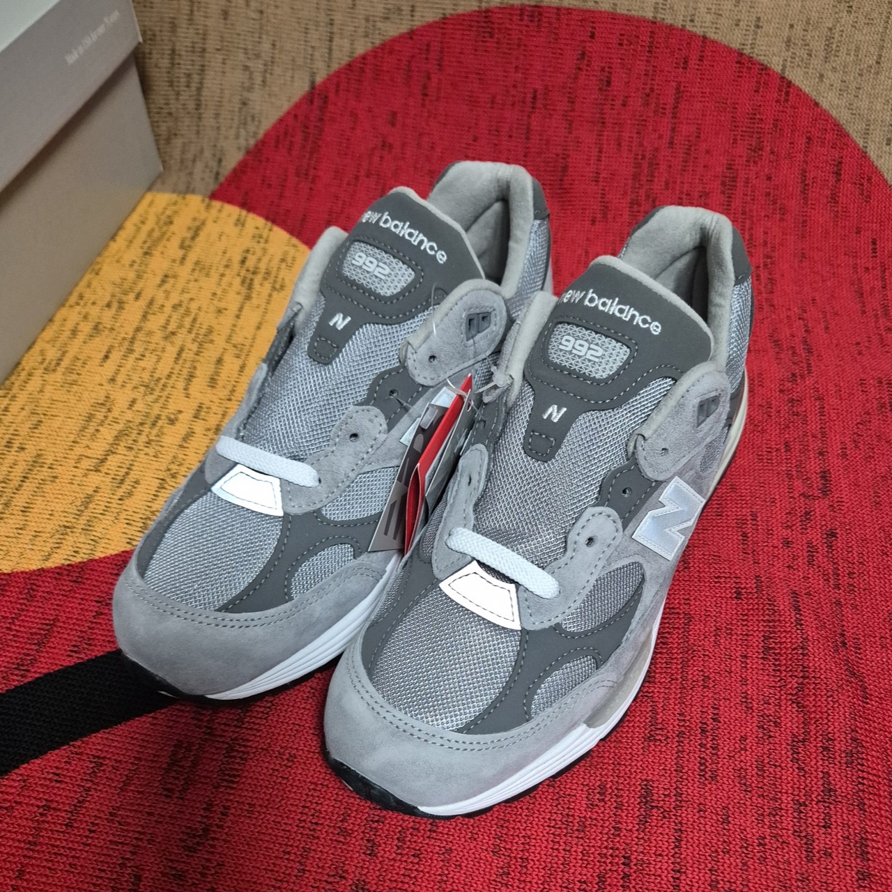 New Balance 992 Made in USA Core Grey Silver Metallic 착용 스타일 - 2