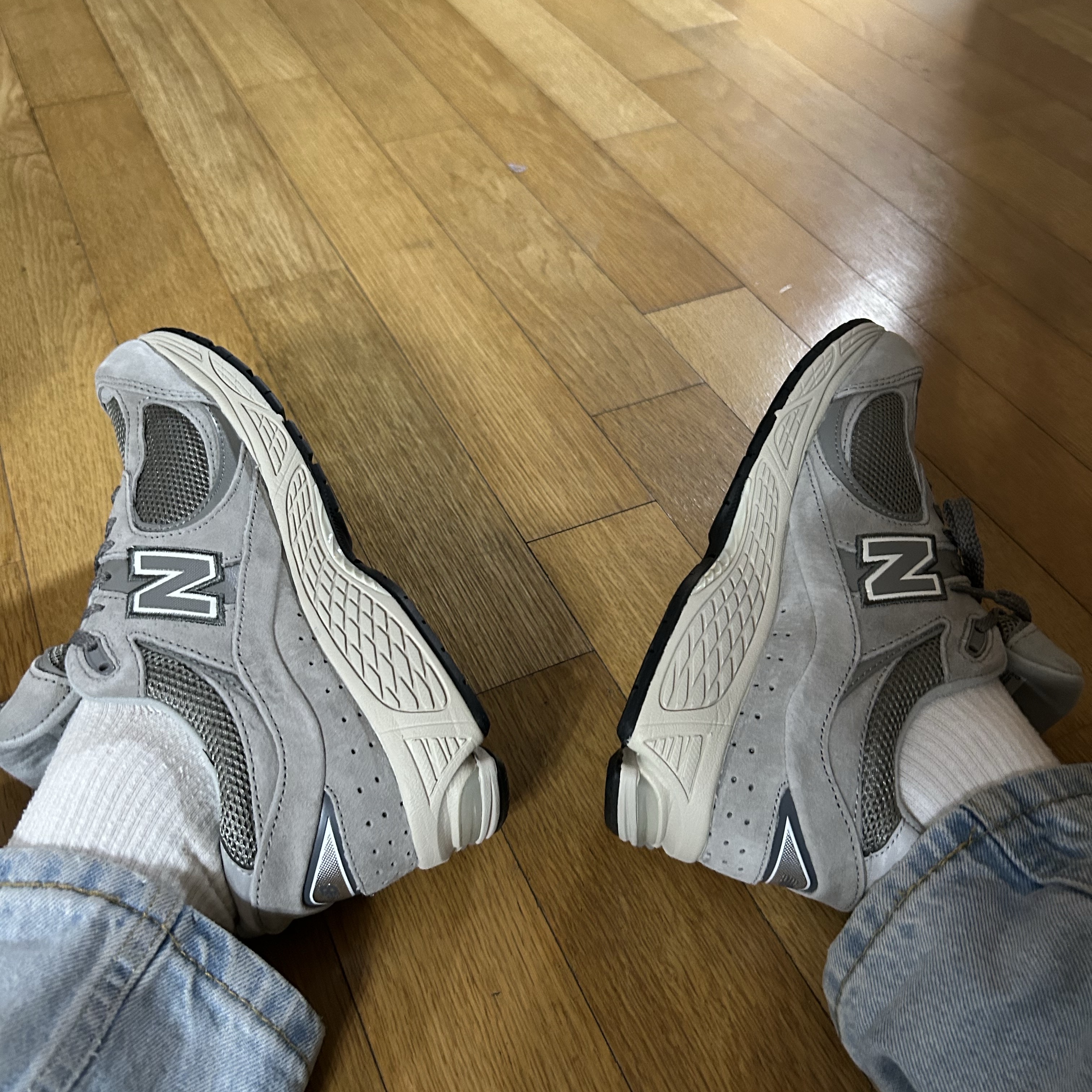 New Balance 2002R Grey 착용 스타일 - 2