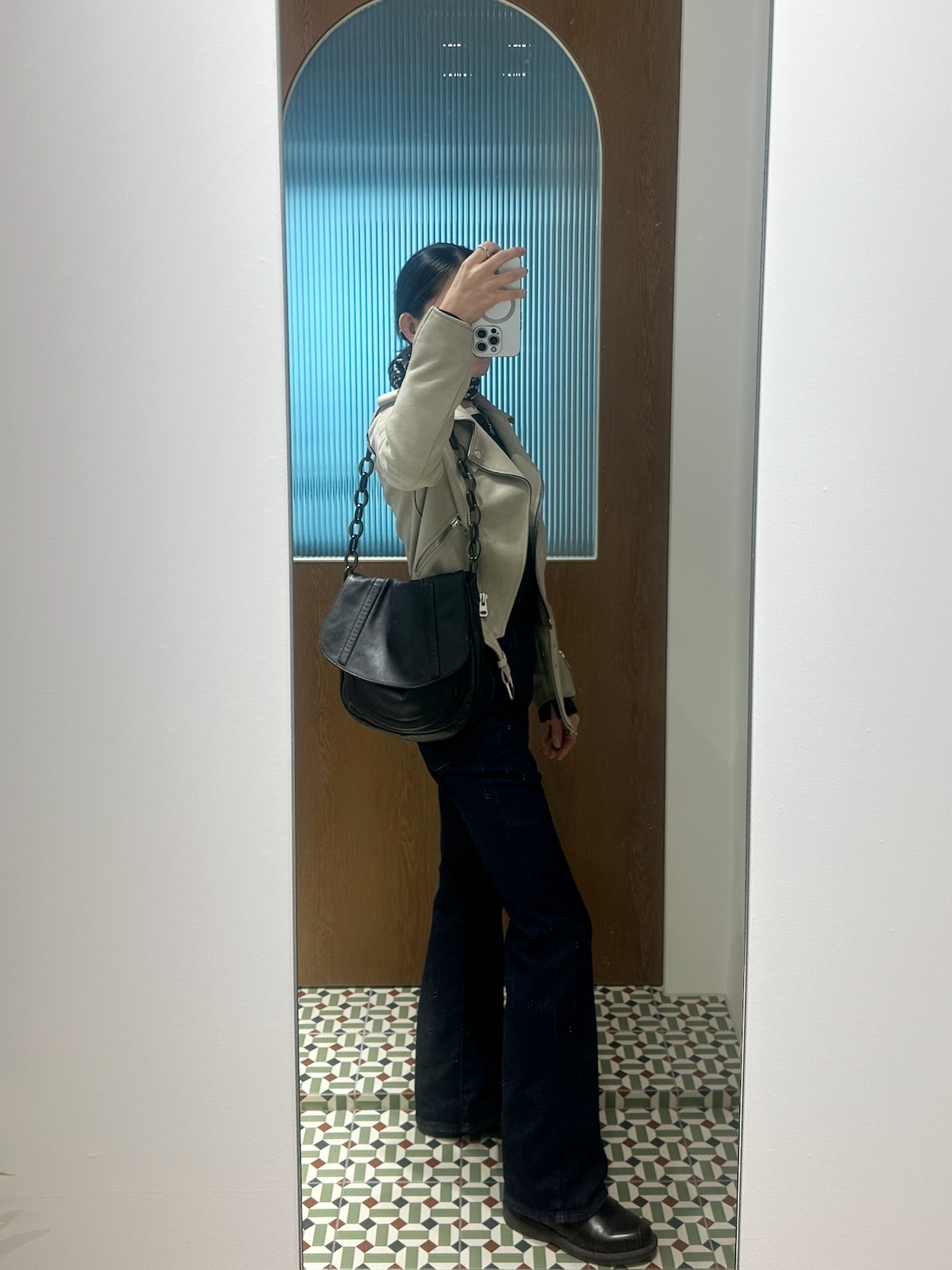 Dr. Martens Flora Smooth Chelsea Boots Black, Matin Kim New Paris Middle Bag Black 착용 스타일 - 2