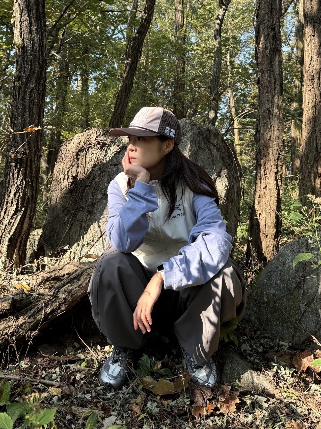 Hoka x Unna Speedgoat 2 Astral Galaxy, Alex Zono x Woodz New Paths Await Trucker Hat Beige 착용 스타일 - 1