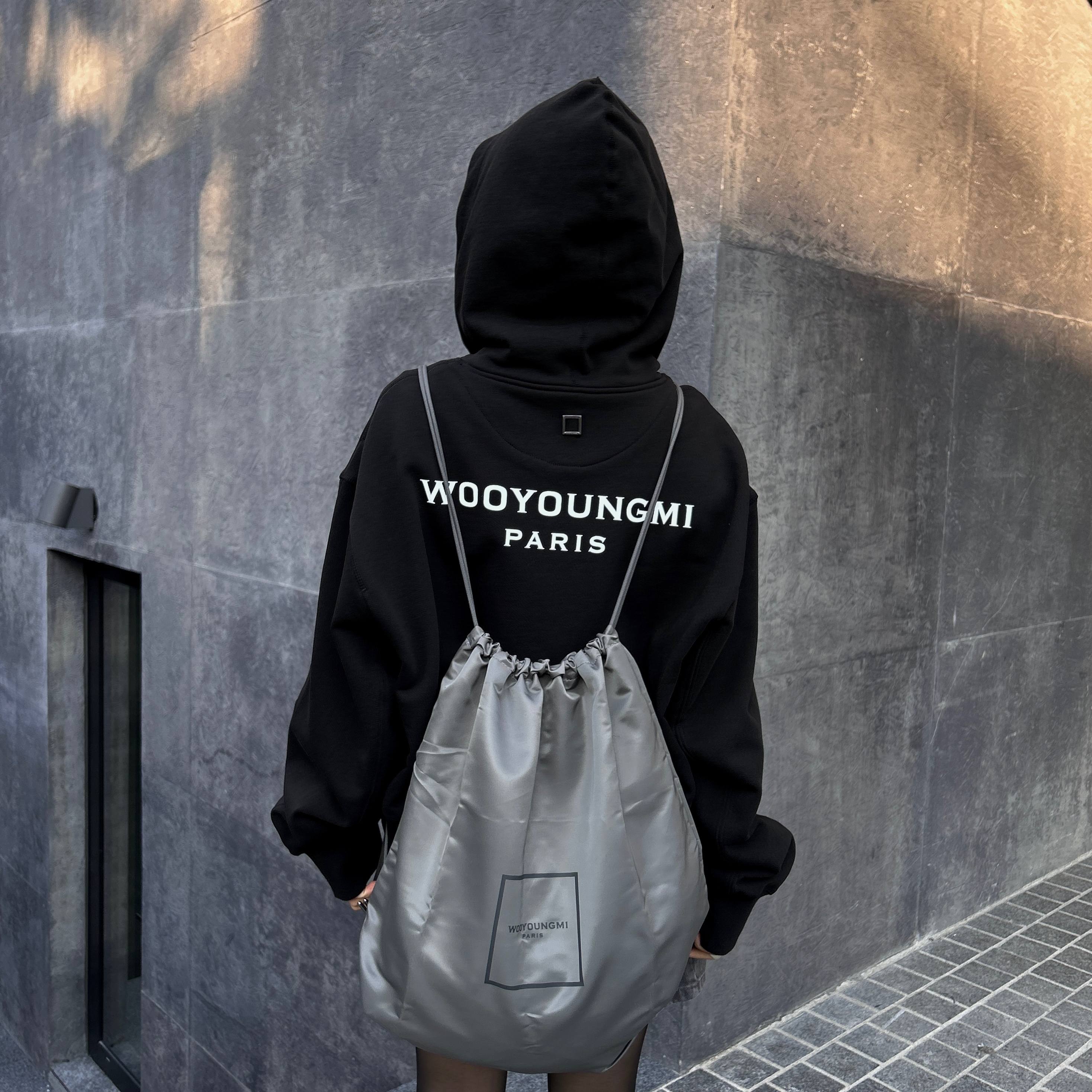 Wooyoungmi Back Logo Hoodie Black - 25FW, Wooyoungmi Back Logo Hooded T-Shirt Black - 25SS 착용 스타일 - 1