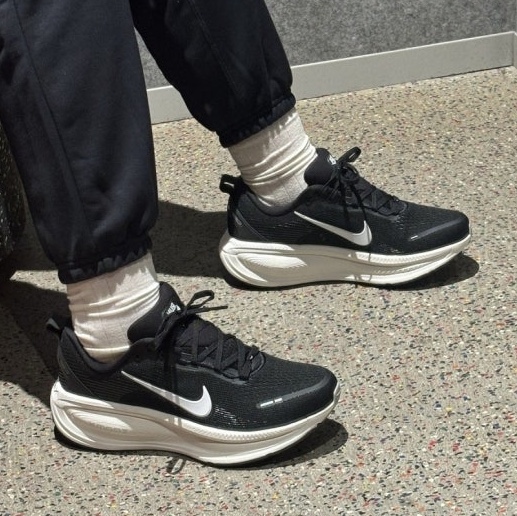 Nike Vomero 18 Black Coconut Milk 착용 스타일