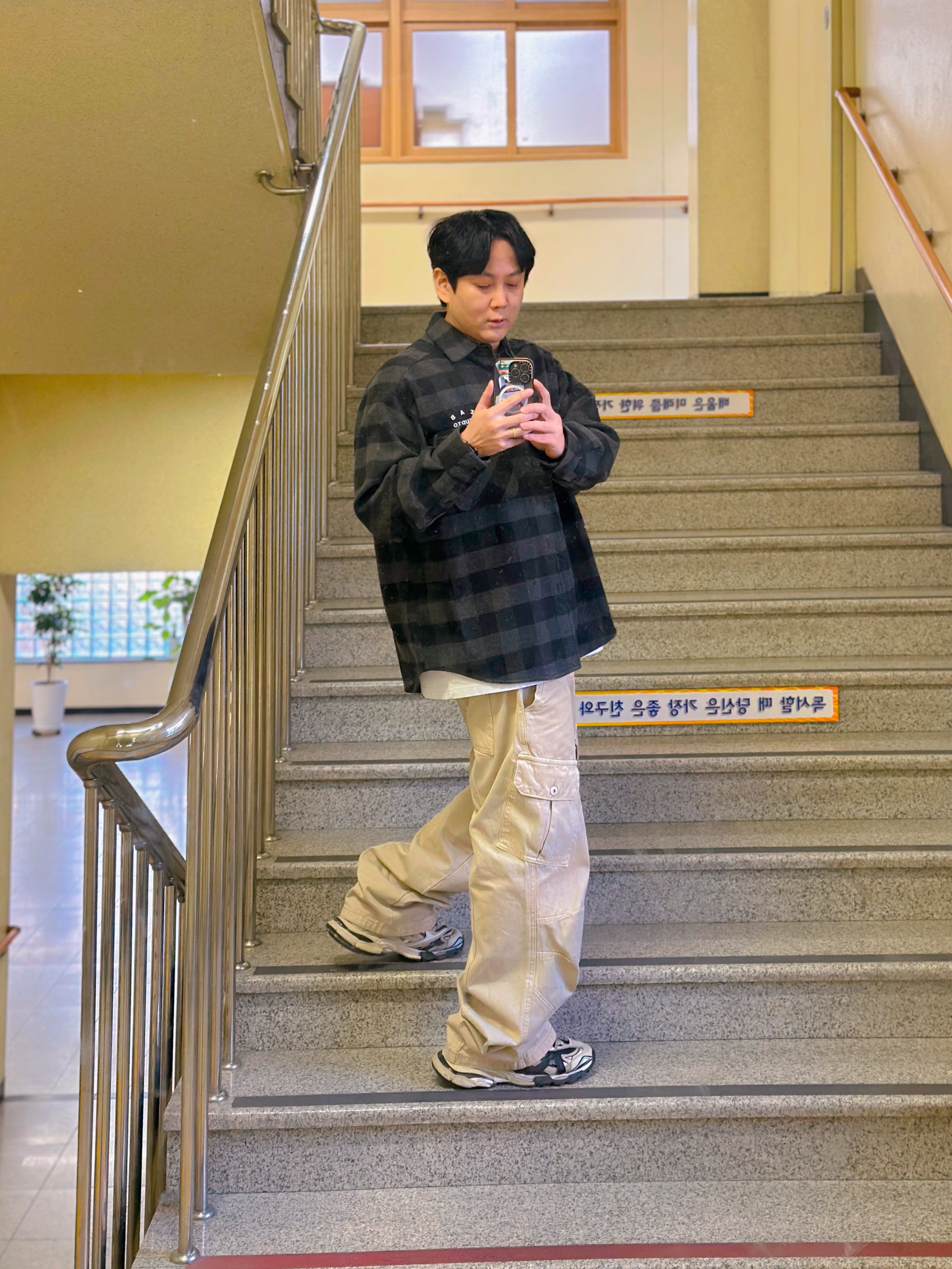 IAB Studio Gingham Check Shirt Black White 착용 스타일 - 1