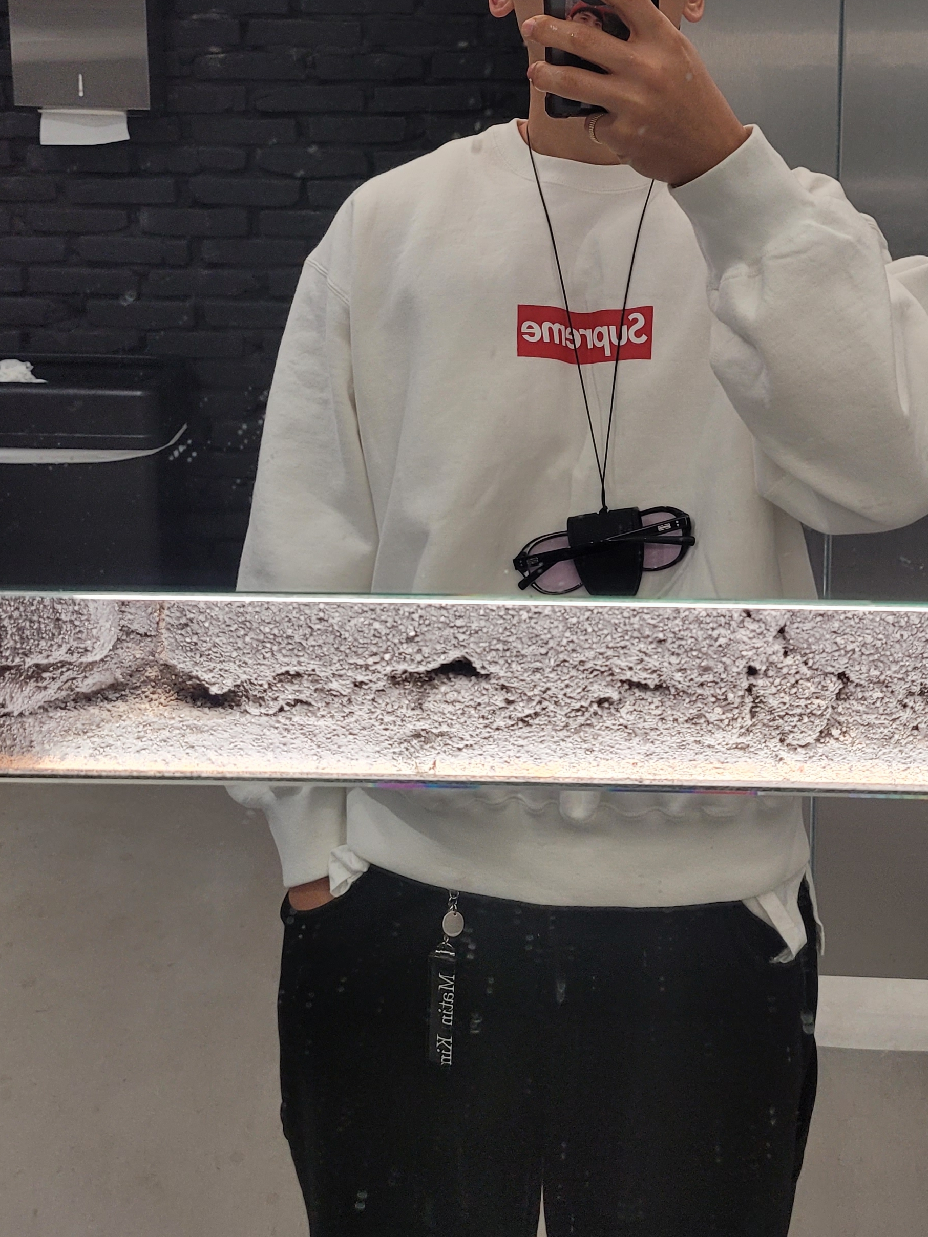 Supreme Washed Box Logo Crewneck White - 25SS, MJD Wide Carpenter Bermuda Shorts Black 착용 스타일