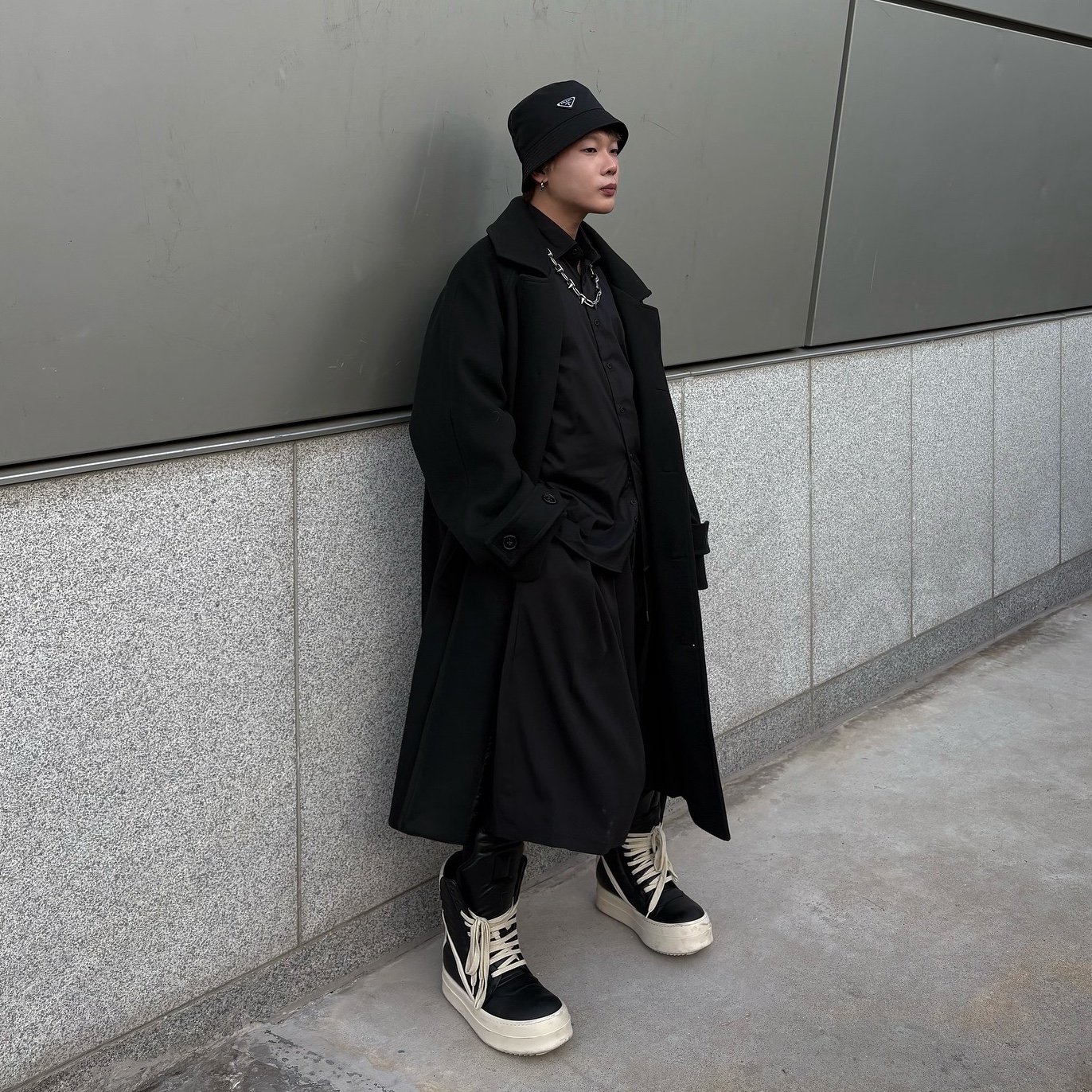 Rick Owens Mega Bumper Geobasket Black Milk, Prada Re-Nylon Bucket Hat Black 착용 스타일