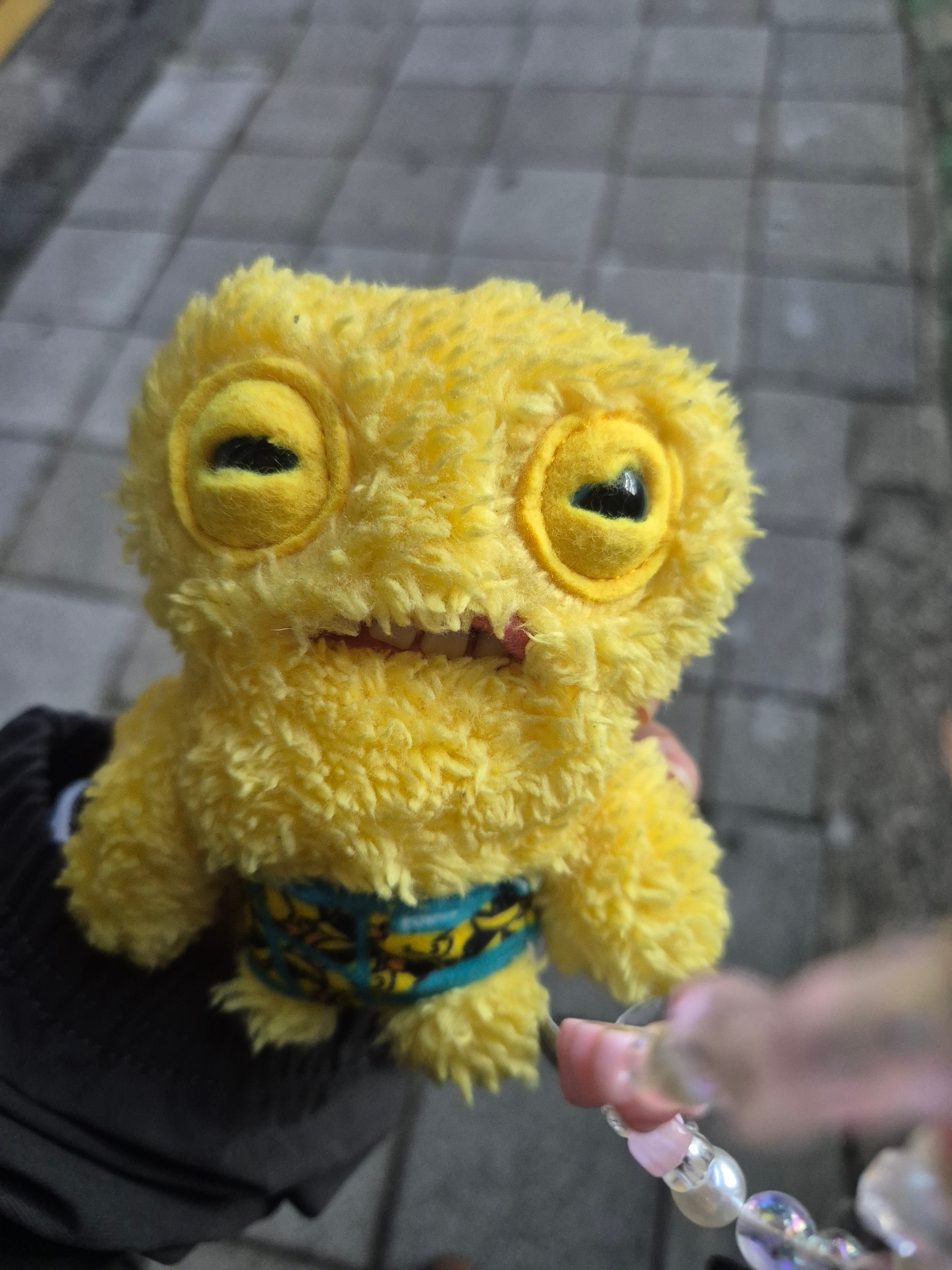Fuggler Squidge Keyring Yellow, Stussy Wave Dye Beach Shell Jacket Black 착용 스타일