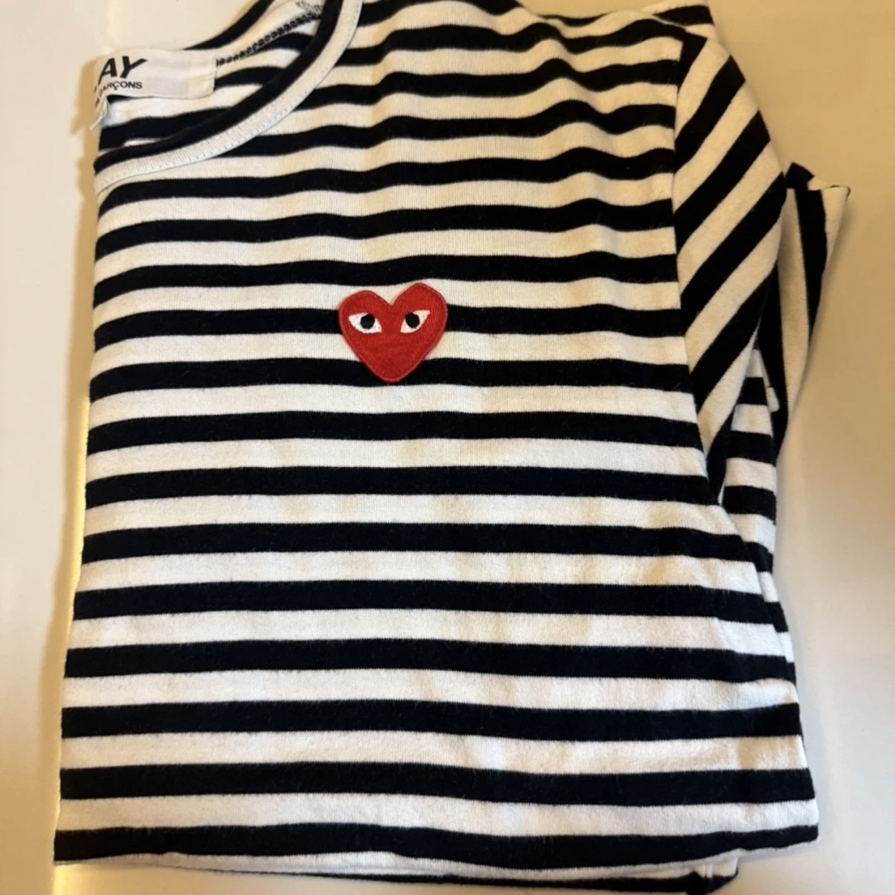 Play Comme des Garcons Red Heart x Rhinestone Border Long Sleeve Navy White 착용 스타일