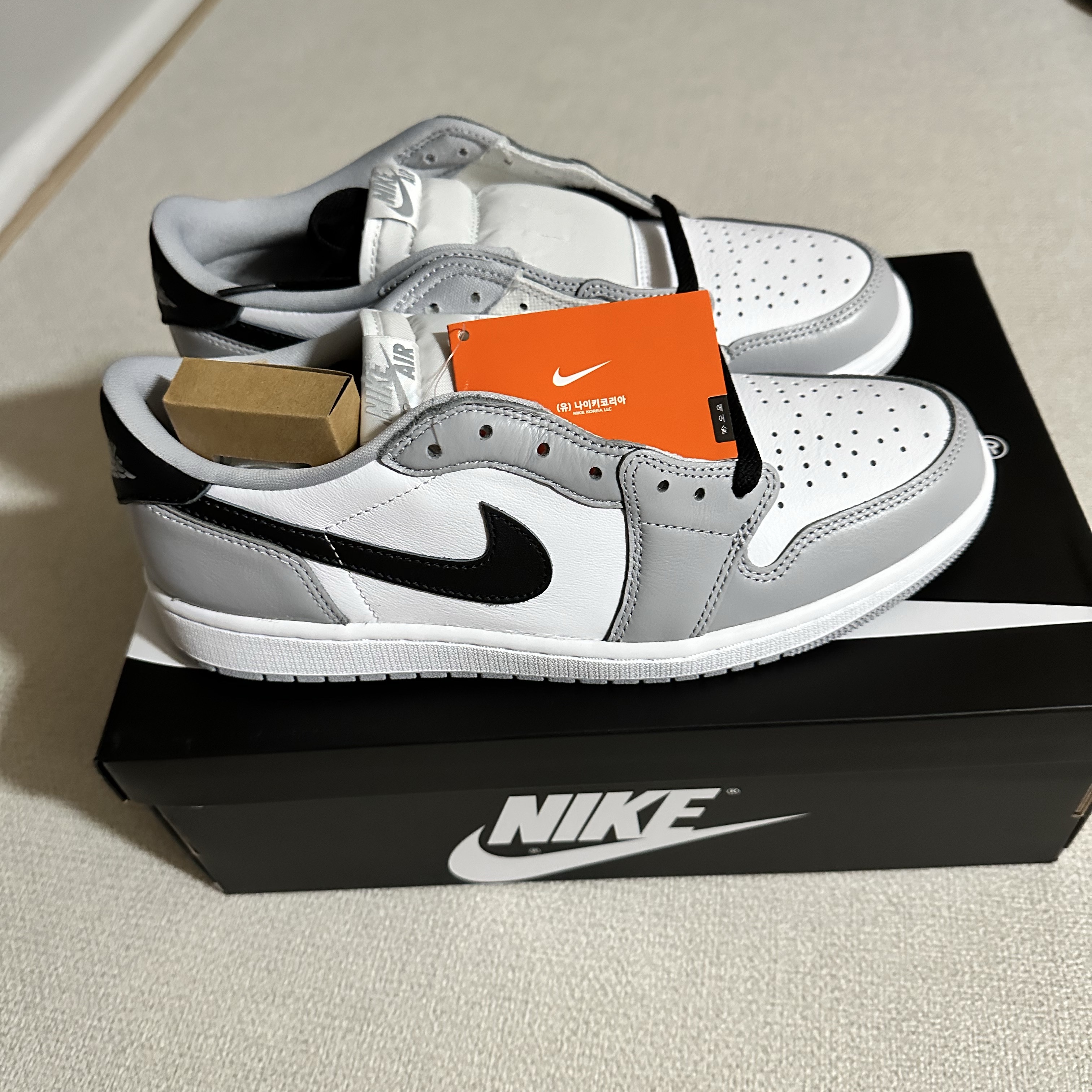 Jordan 1 Retro Low OG Wolf Grey and White 착용 스타일