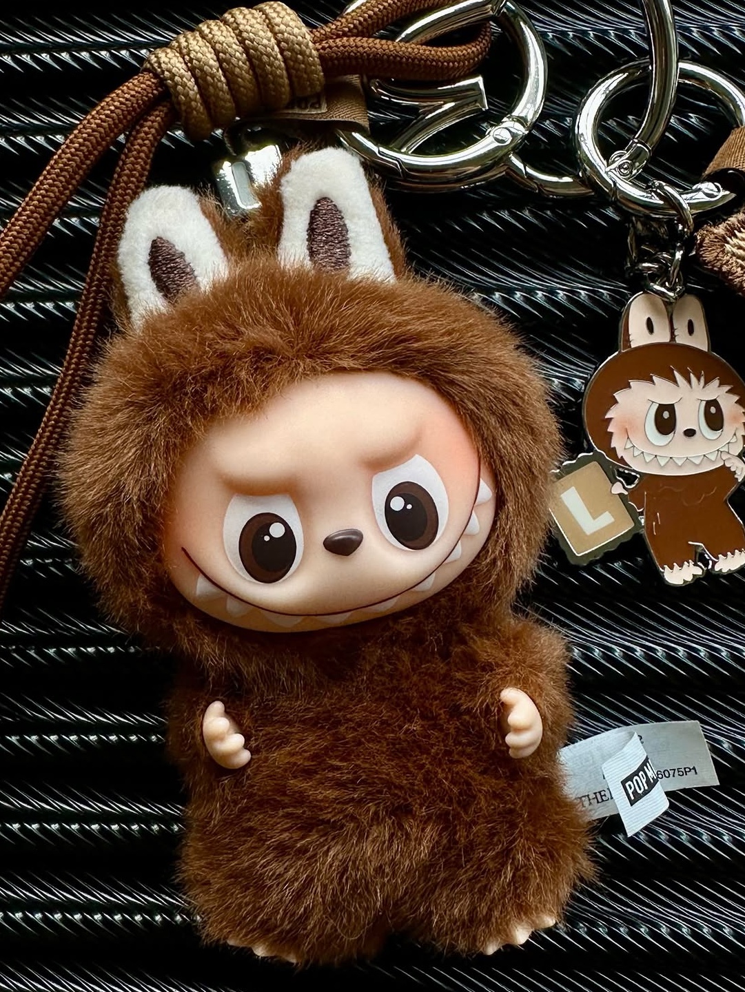 Pop Mart Labubu The Monsters Pin For Love Series Vinyl Plush Pendant (A-M) L (Opened Case) 착용 스타일