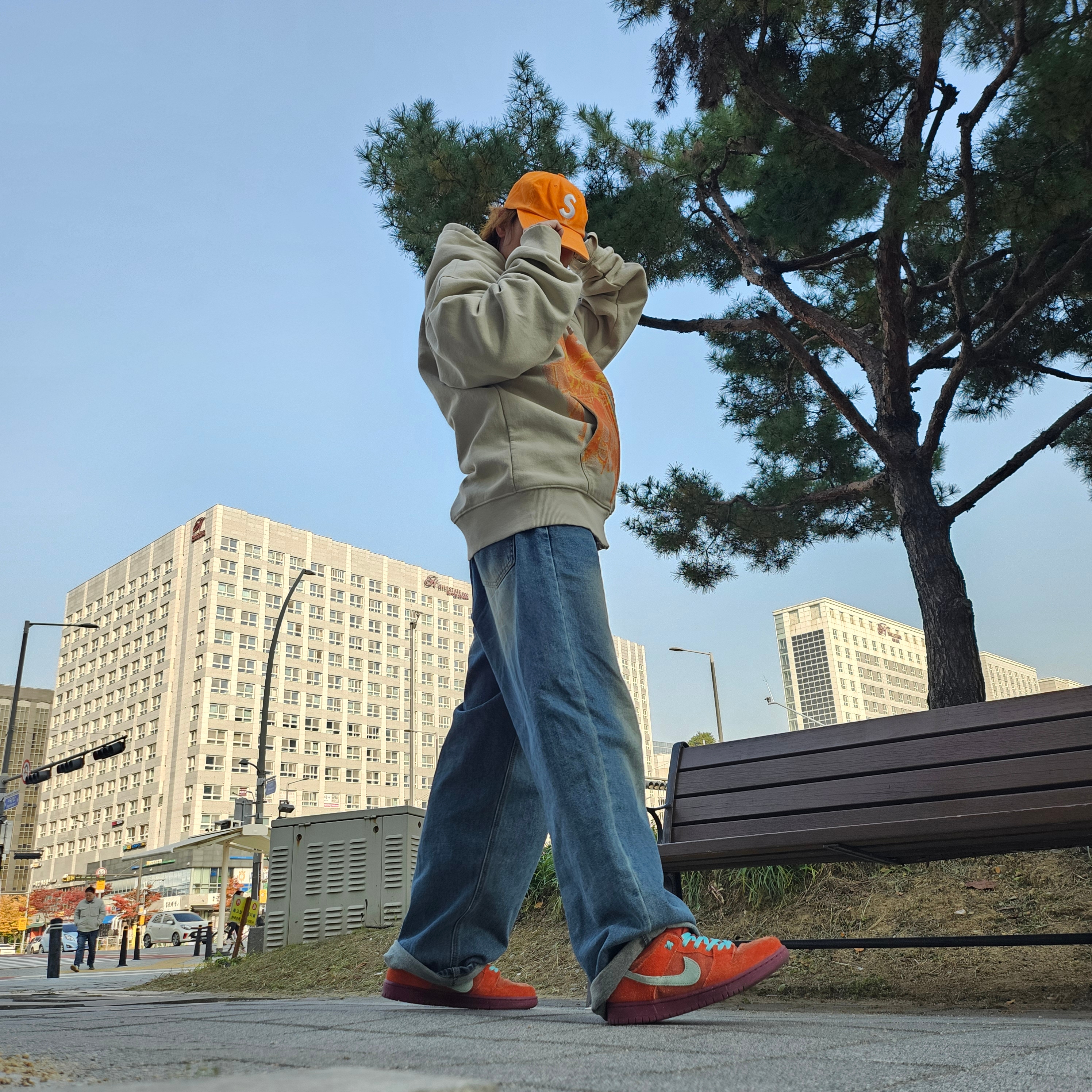 Supreme Pigment Canvas S Logo 6-Panel Orange - 23SS, Nike SB Dunk Low Pro Premium Mystic Red and Rosewood 착용 스타일 - 1