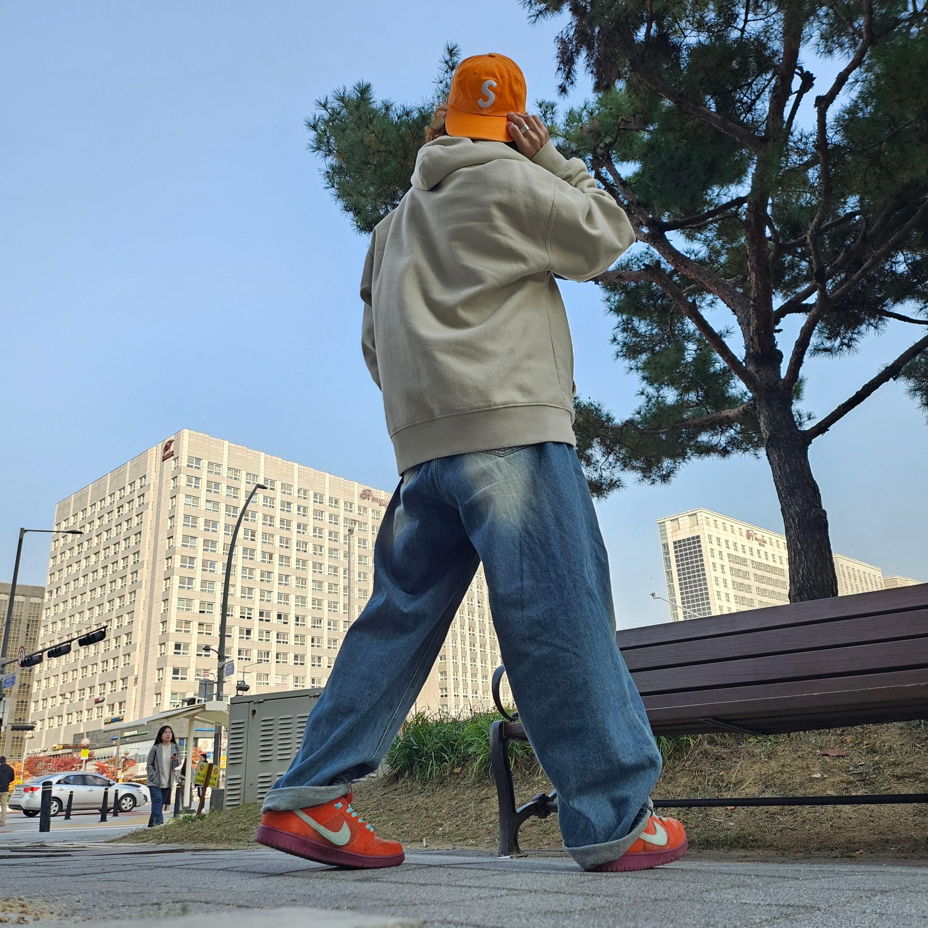 Supreme Pigment Canvas S Logo 6-Panel Orange - 23SS, Nike SB Dunk Low Pro Premium Mystic Red and Rosewood 착용 스타일 - 4