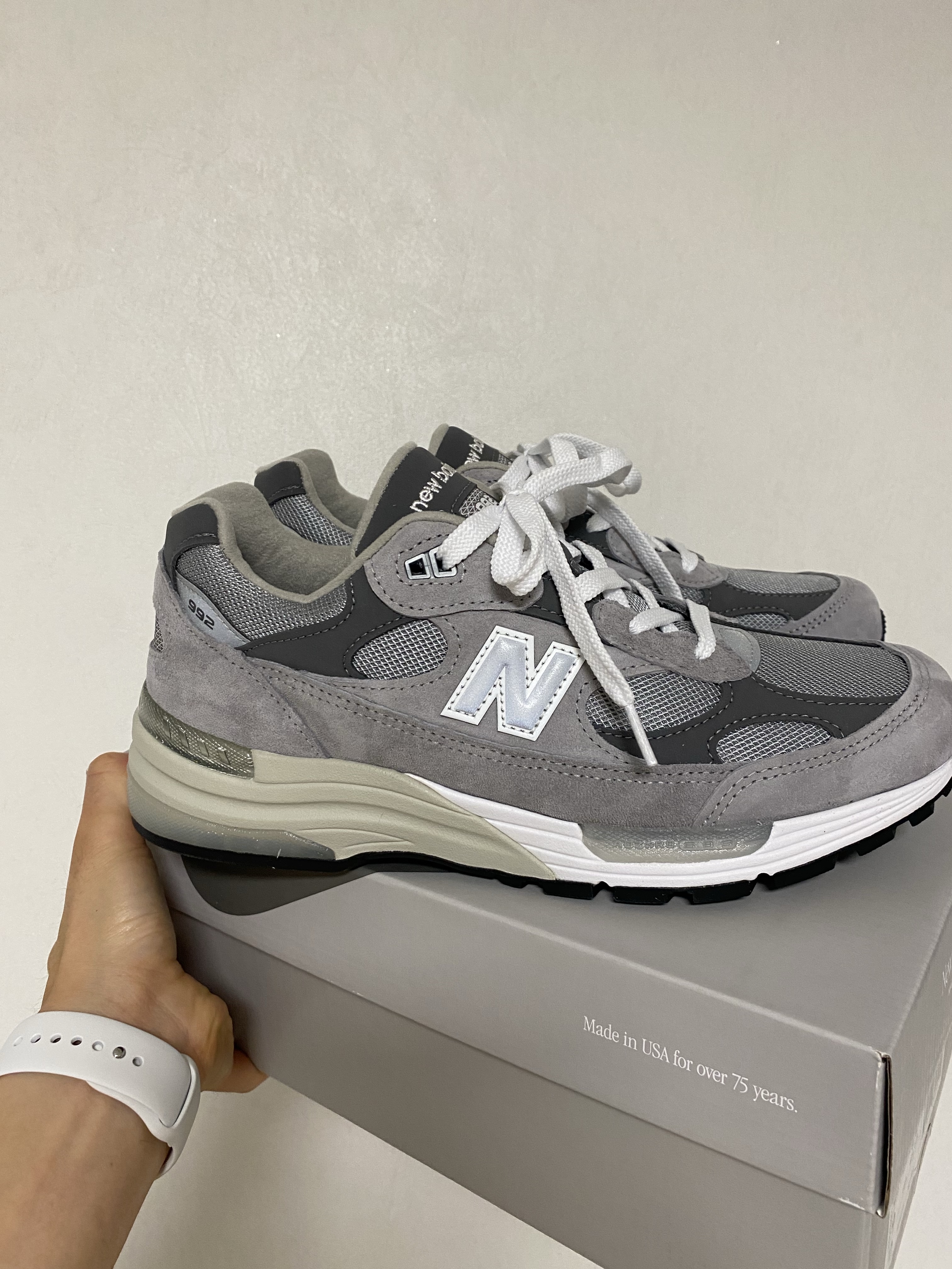 New Balance 992 Made in USA Core Grey Silver Metallic 착용 스타일 - 1