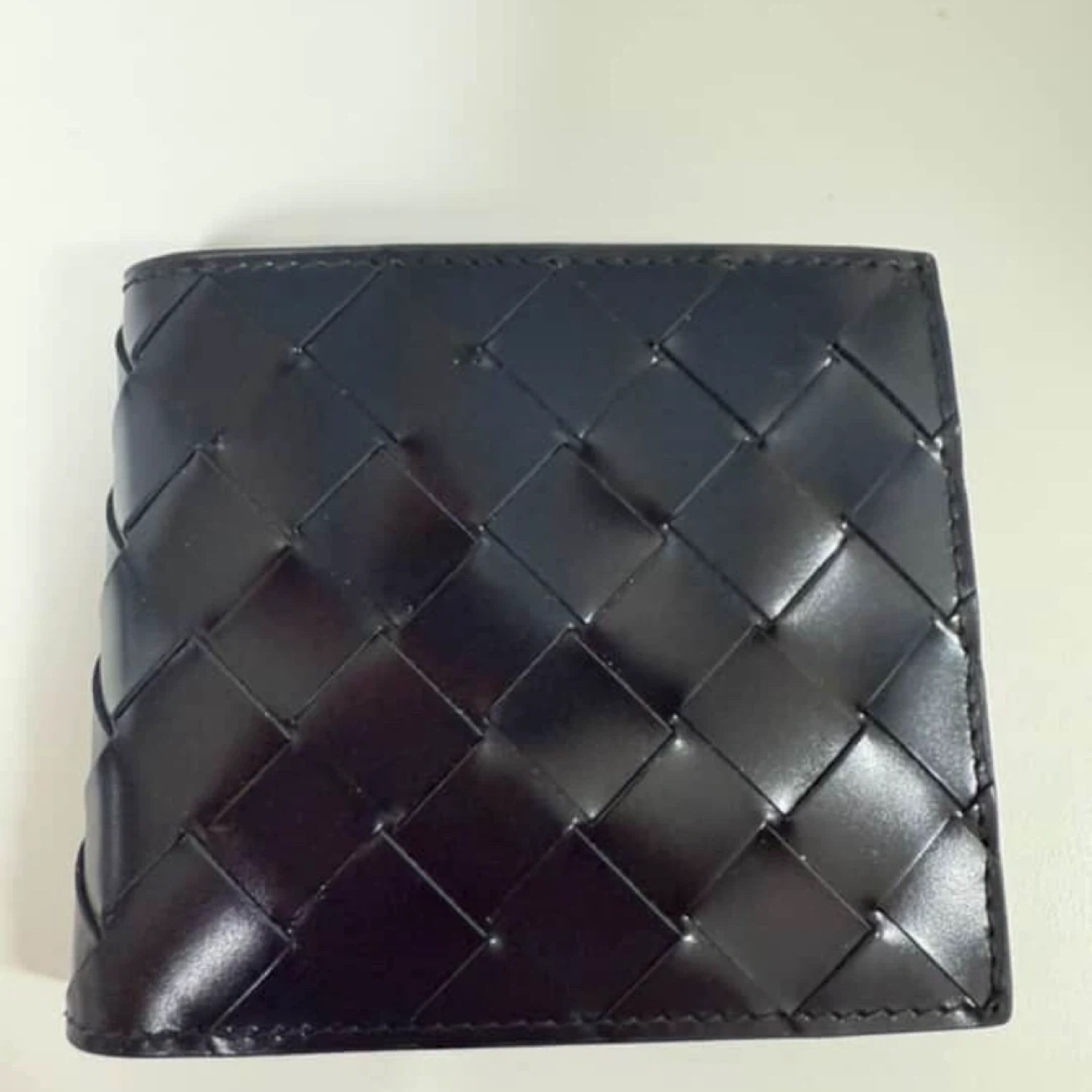 Bottega Veneta Bi-Fold Wallet Black 착용 스타일