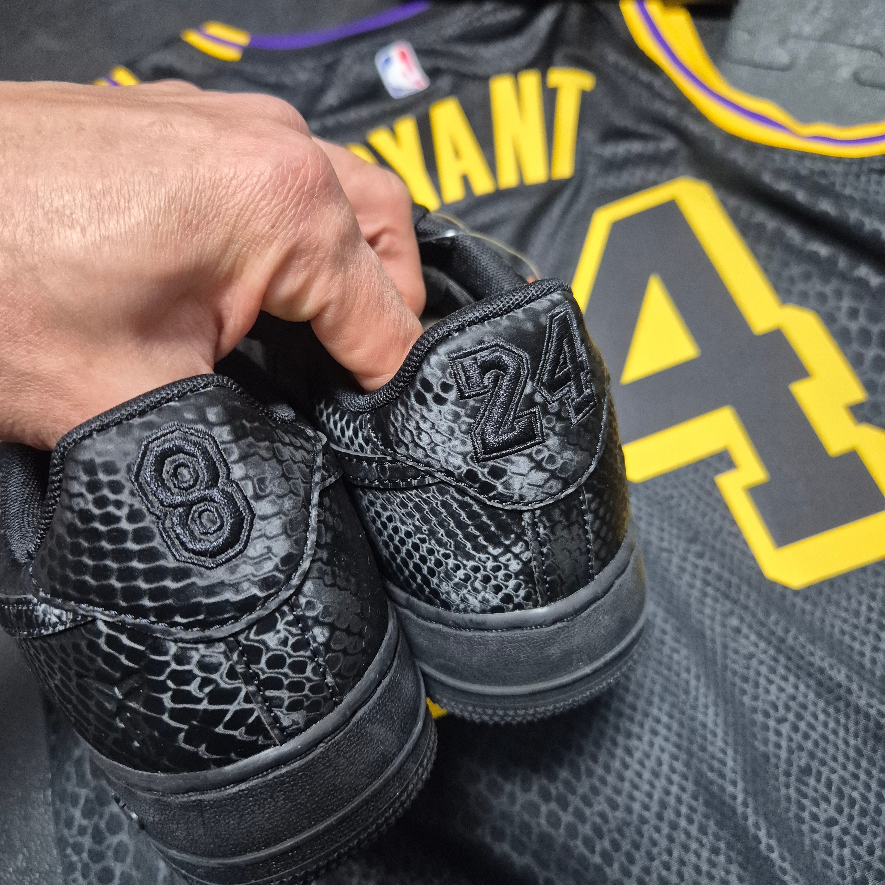 Nike x Kobe Bryant Air Force 1 Low Black, Nike Kobe Bryant LA Lakers City Edition Swingman Jersey Black (FN7297-010) 착용 스타일 - 2
