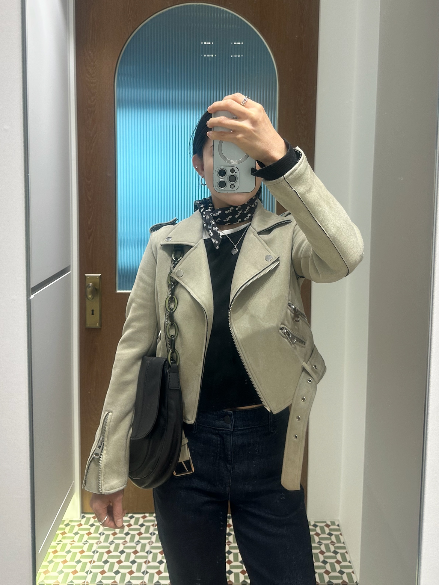 Dr. Martens Flora Smooth Chelsea Boots Black, Matin Kim New Paris Middle Bag Black 착용 스타일 - 3