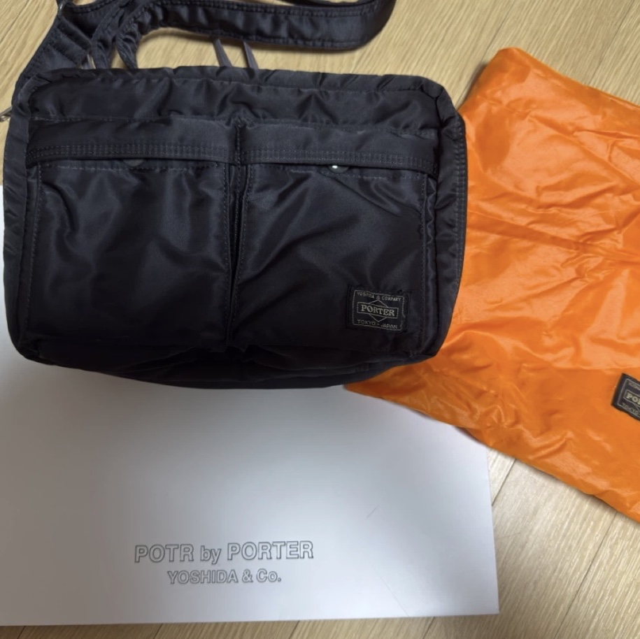 Porter Tanker Shoulder Bag S Black 착용 스타일