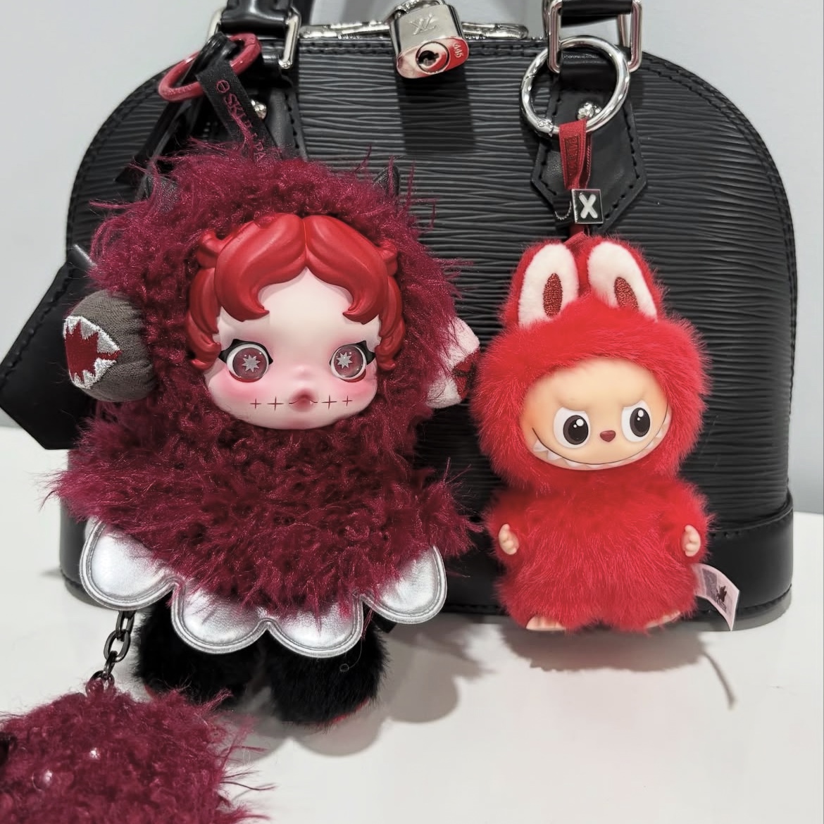 Pop Mart Skullpanda You Found Me ! Series Plush Doll Pendant Chomp (Opened Case), Pop Mart Labubu The Monsters Pin For Love Series Vinyl Plush Pendant (N-Z) X (Opened Case) 착용 스타일