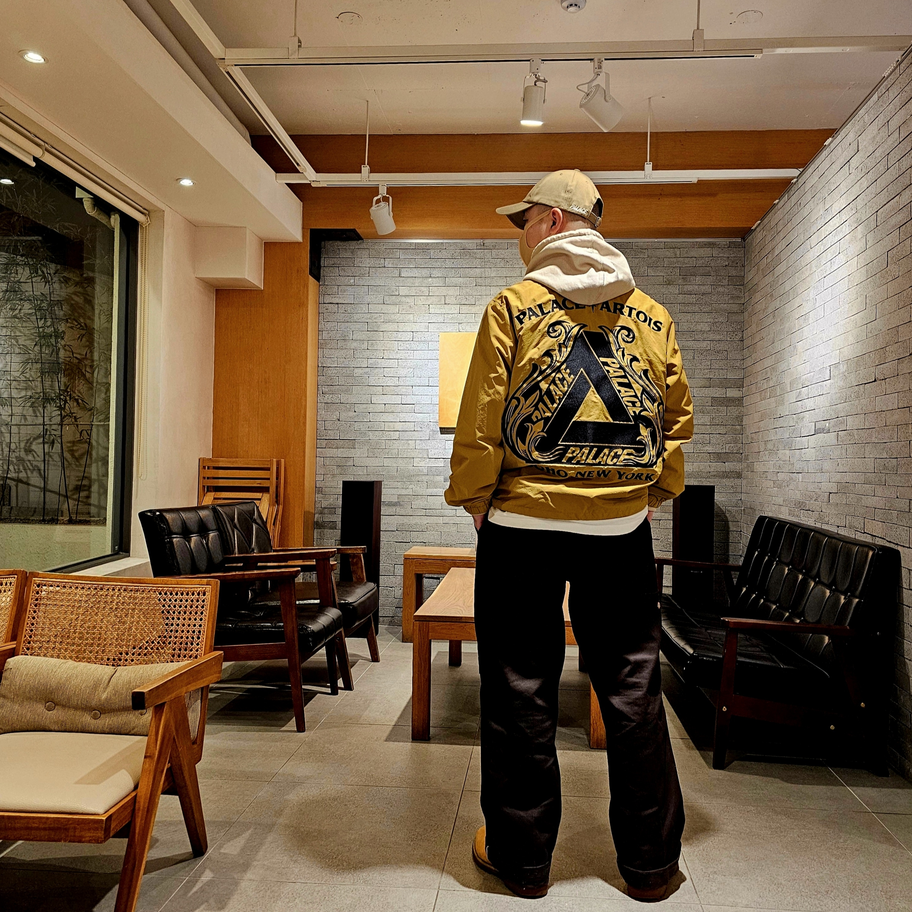 Palace P 6-Panel Camel - 23FW, Palace x Stella Artois Coach Jacket Gold - 21FW 착용 스타일