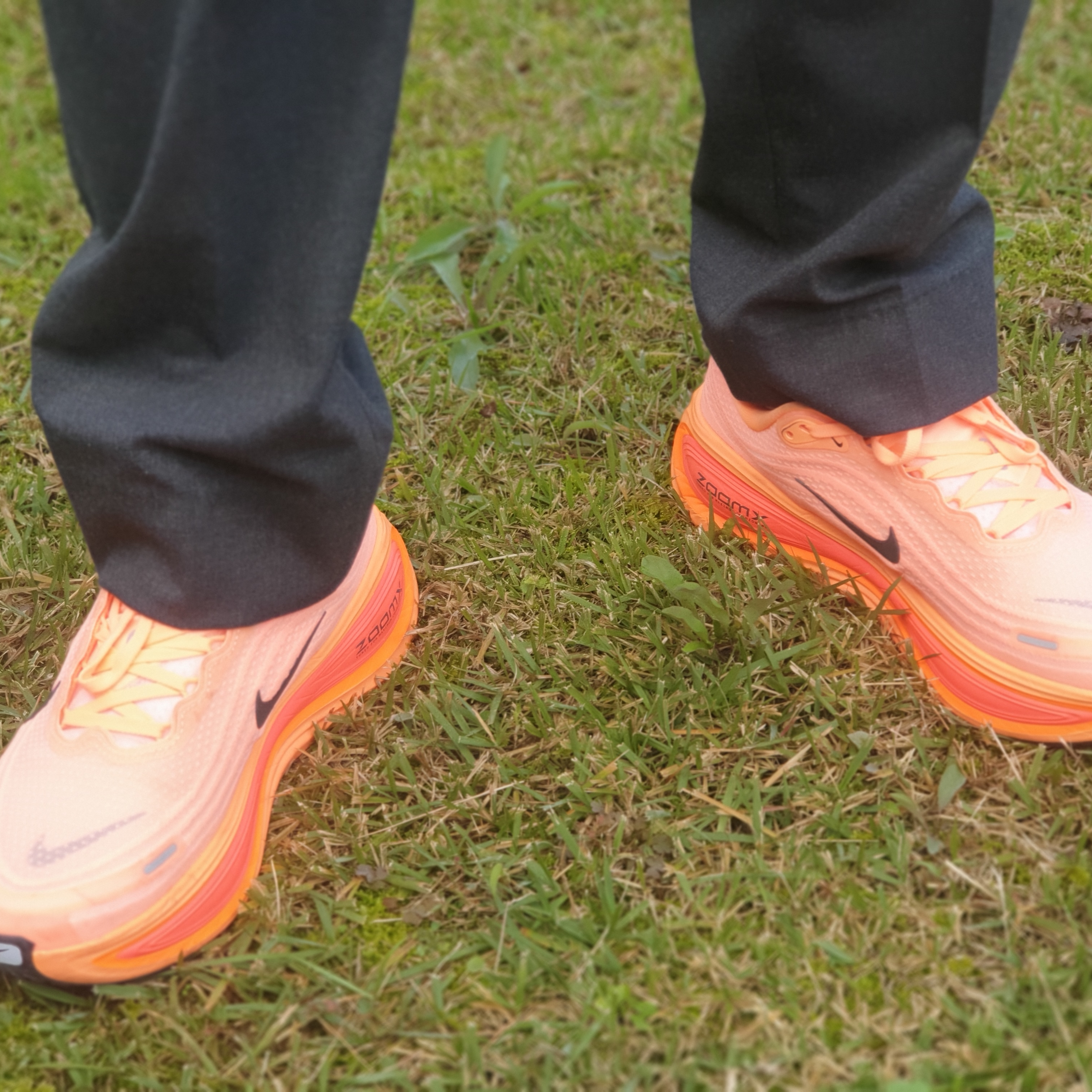 Nike Vomero Plus Orange Pulse Hot Lava 착용 스타일 - 2