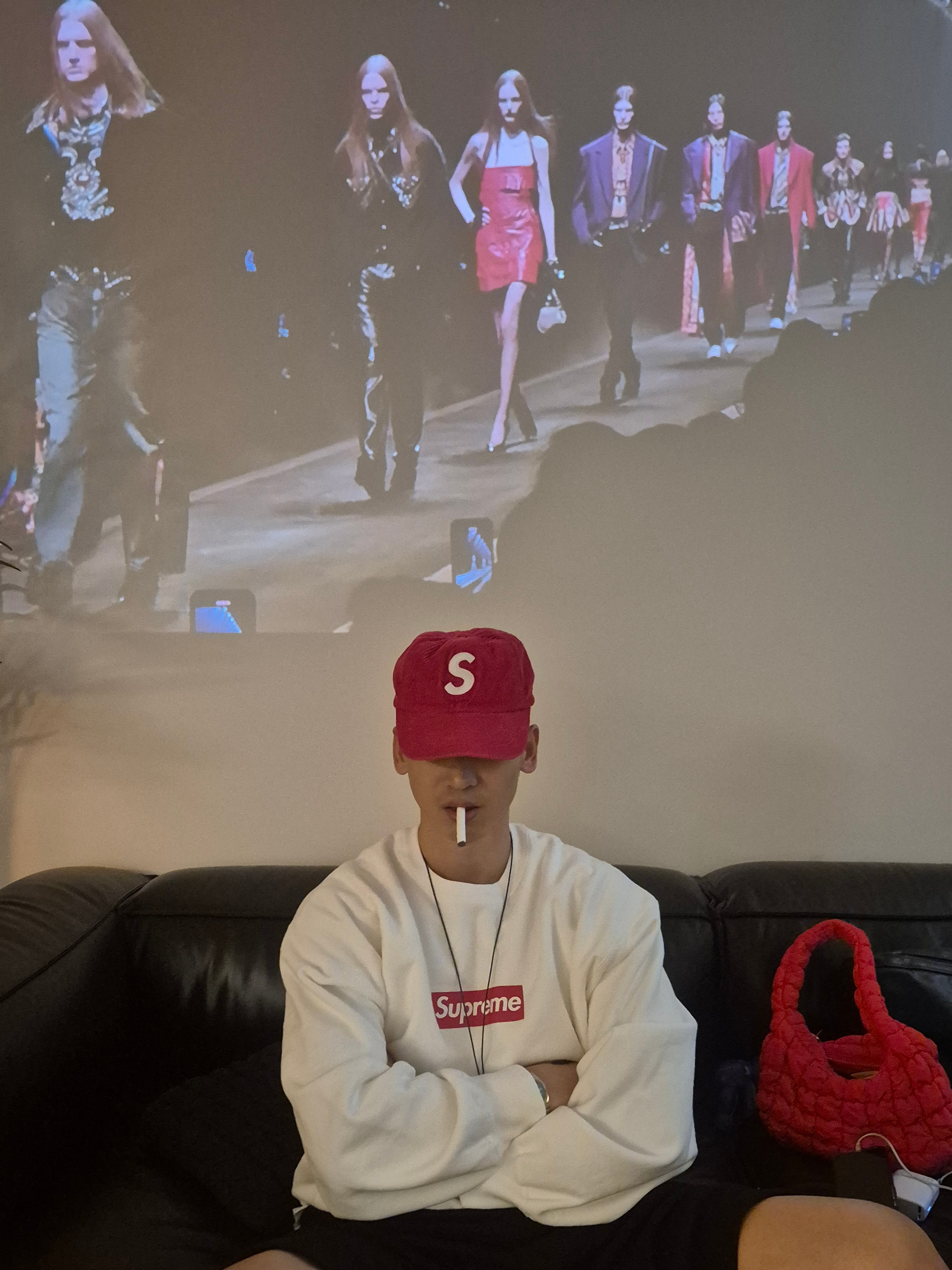 Supreme Washed Box Logo Crewneck White - 25SS, Supreme Corduroy S Logo 6-Panel Bright Red - 24FW 착용 스타일 - 1
