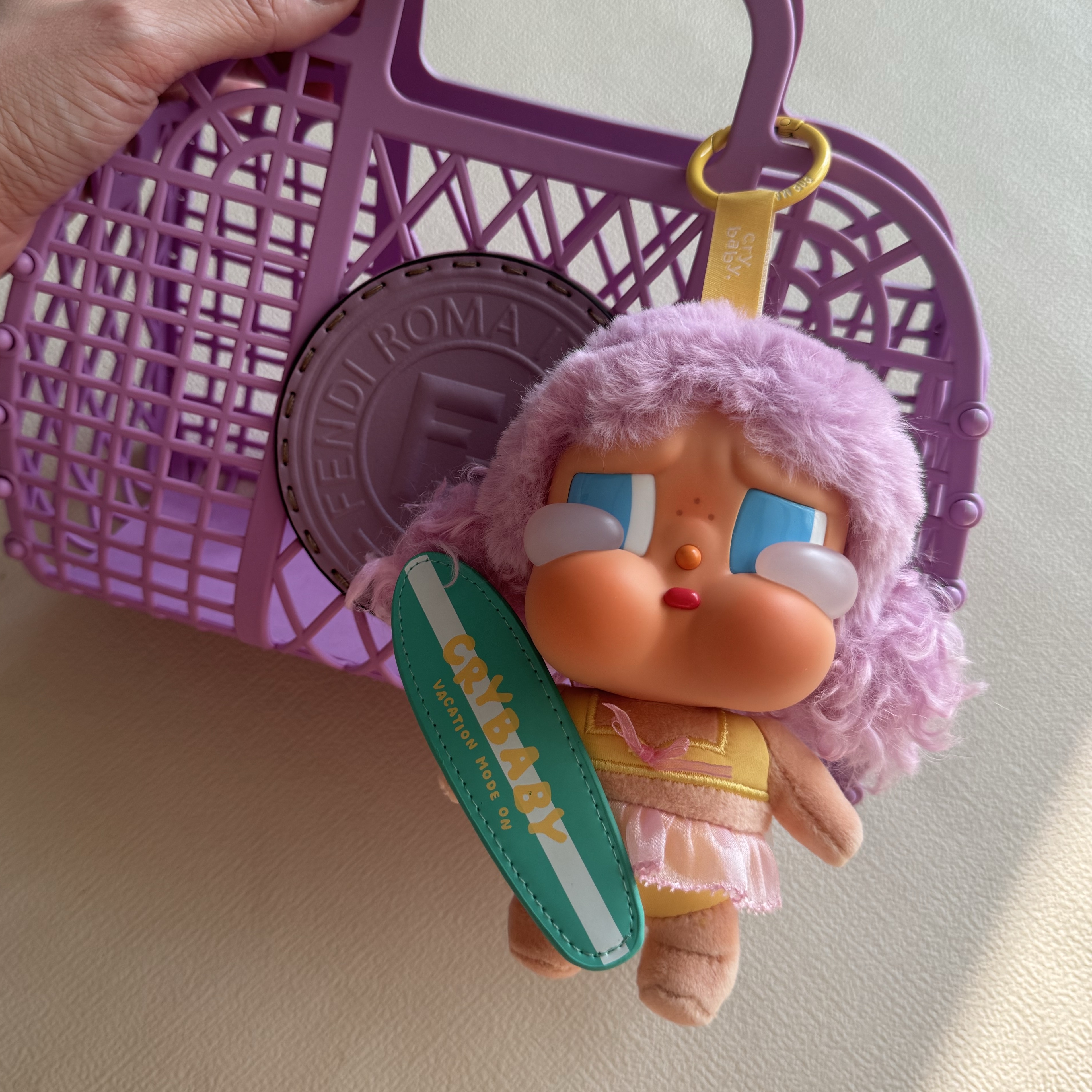 Pop Mart Crybaby Vacation Mode On Series Vinyl Plush Pendant Let's Surf (Opened Case) 착용 스타일