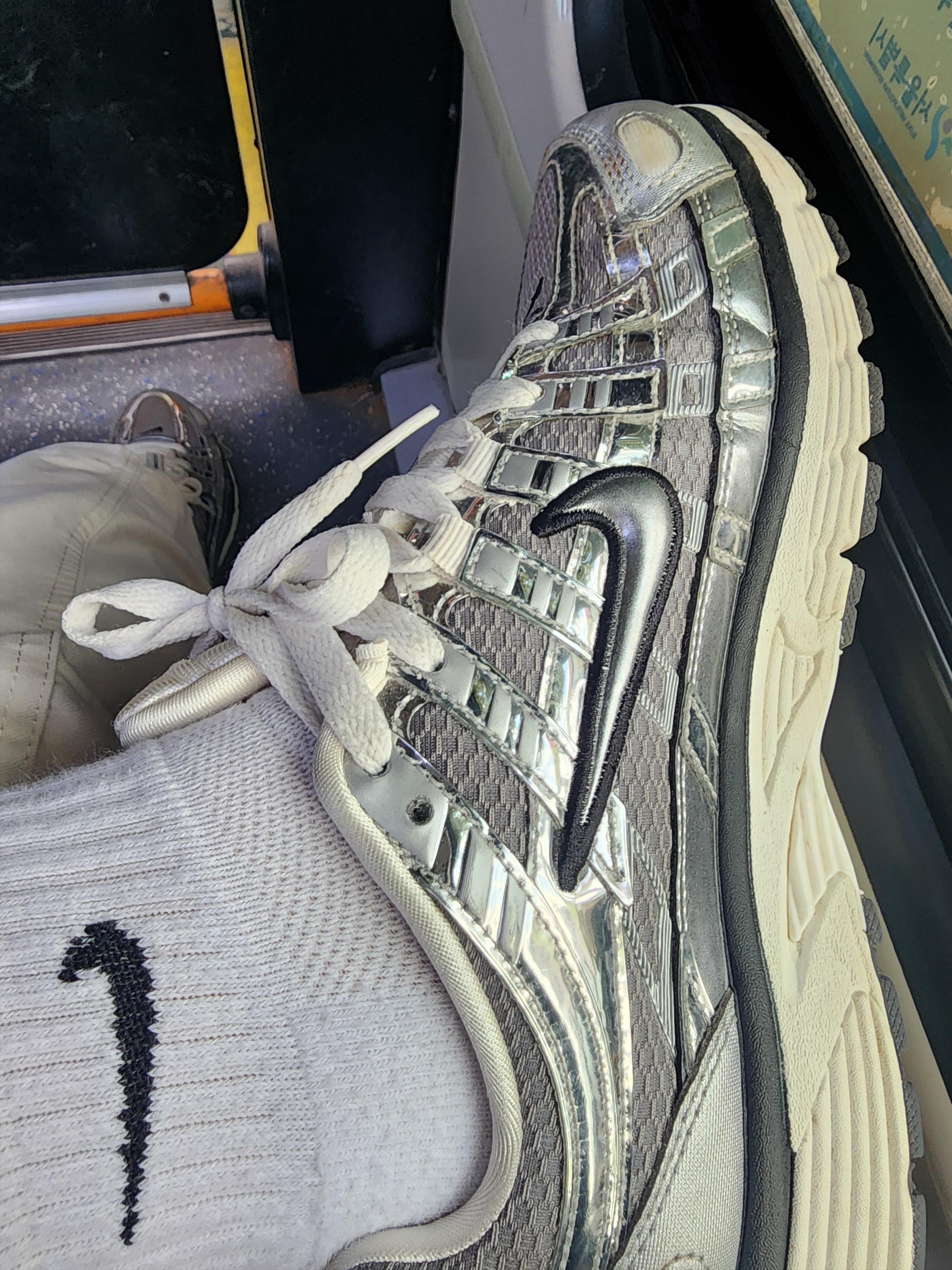 Nike P-6000 Metallic Silver 착용 스타일