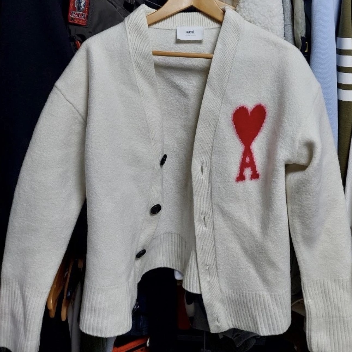 AMI de Coeur Oversize Intarsia Cardigan Beige - 21FW 착용 스타일