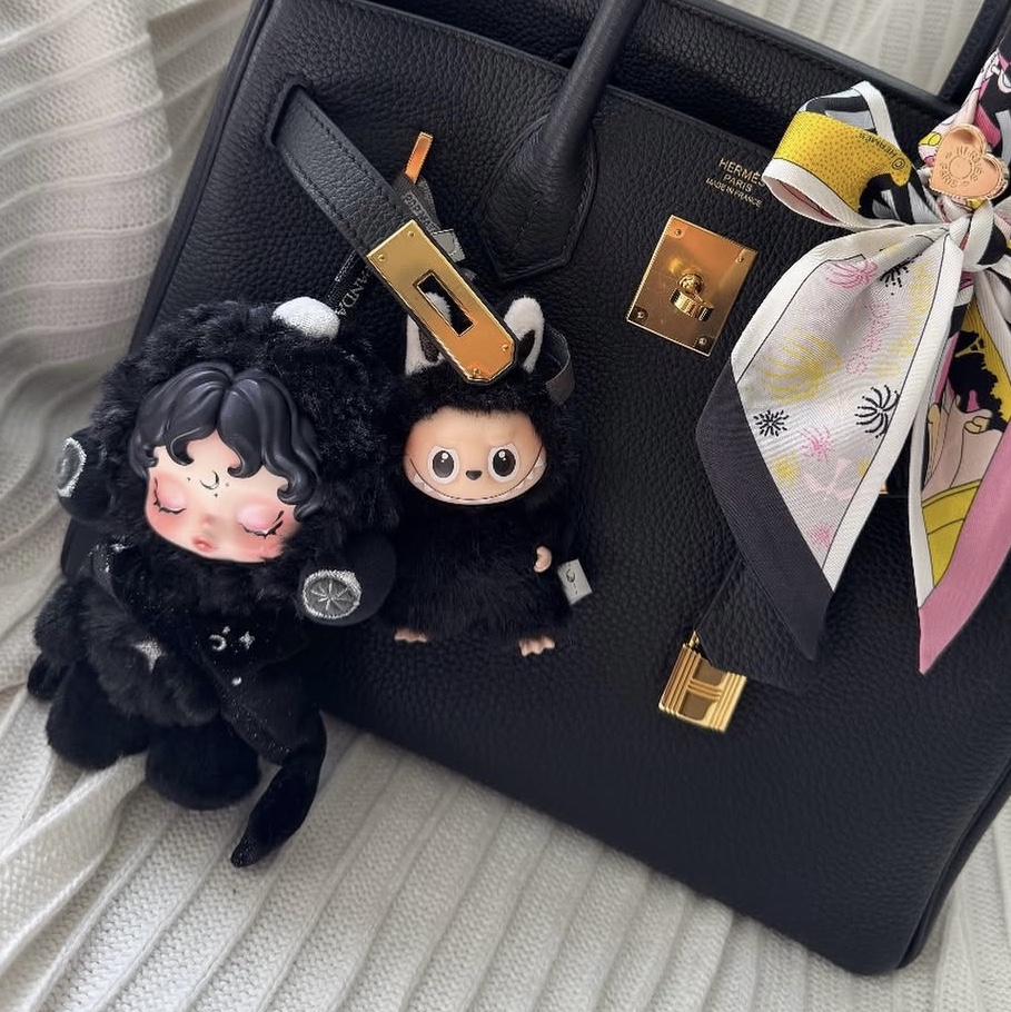 Pop Mart Labubu The Monsters Pin For Love Series Vinyl Plush Pendant (N-Z) R (Opened Case), Pop Mart Skullpanda You Found Me ! Series Plush Doll Pendant Darkness (Opened Case) 착용 스타일