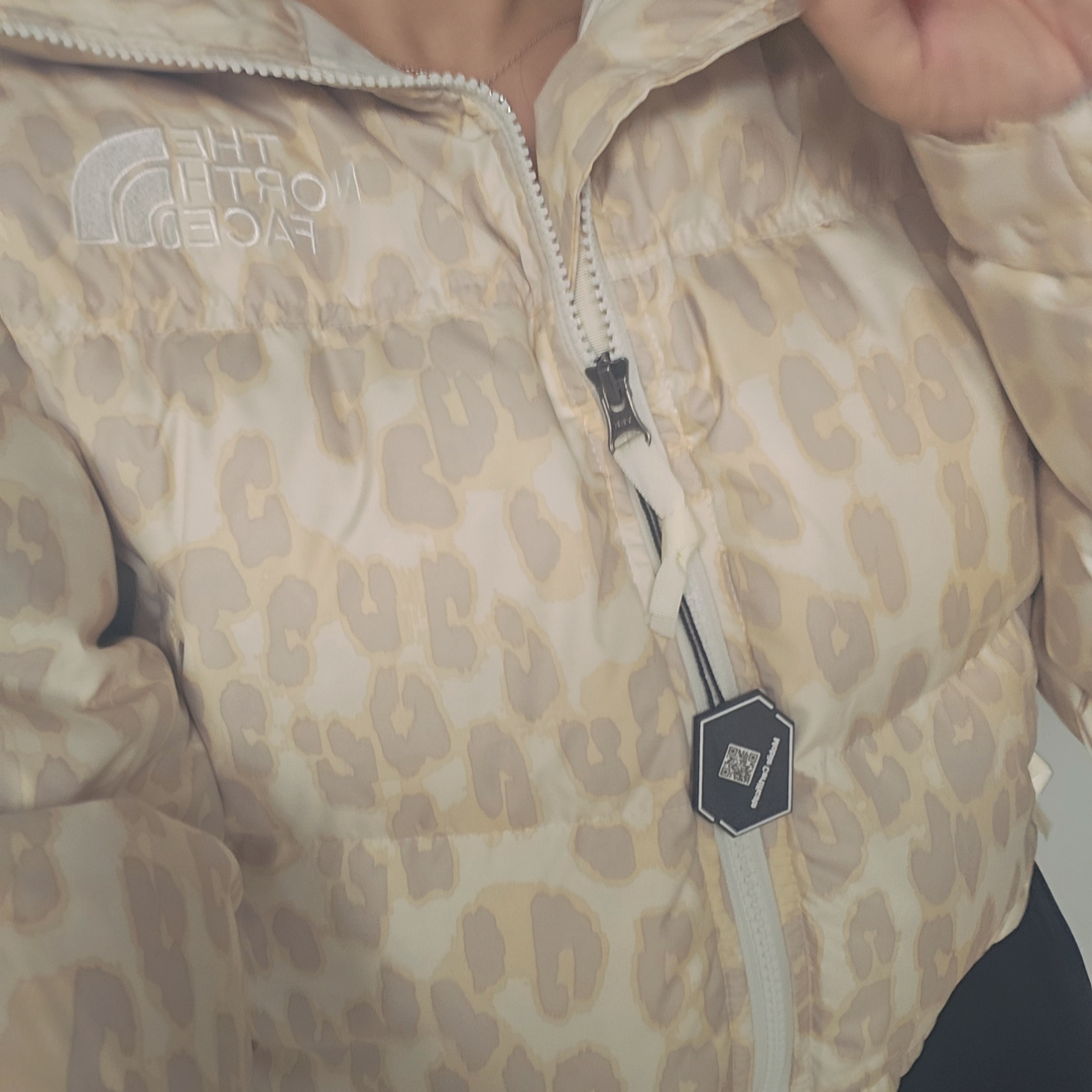 (W) The North Face Print Nuptse Short Jacket Silver Grey Leopard Print 착용 스타일 - 2