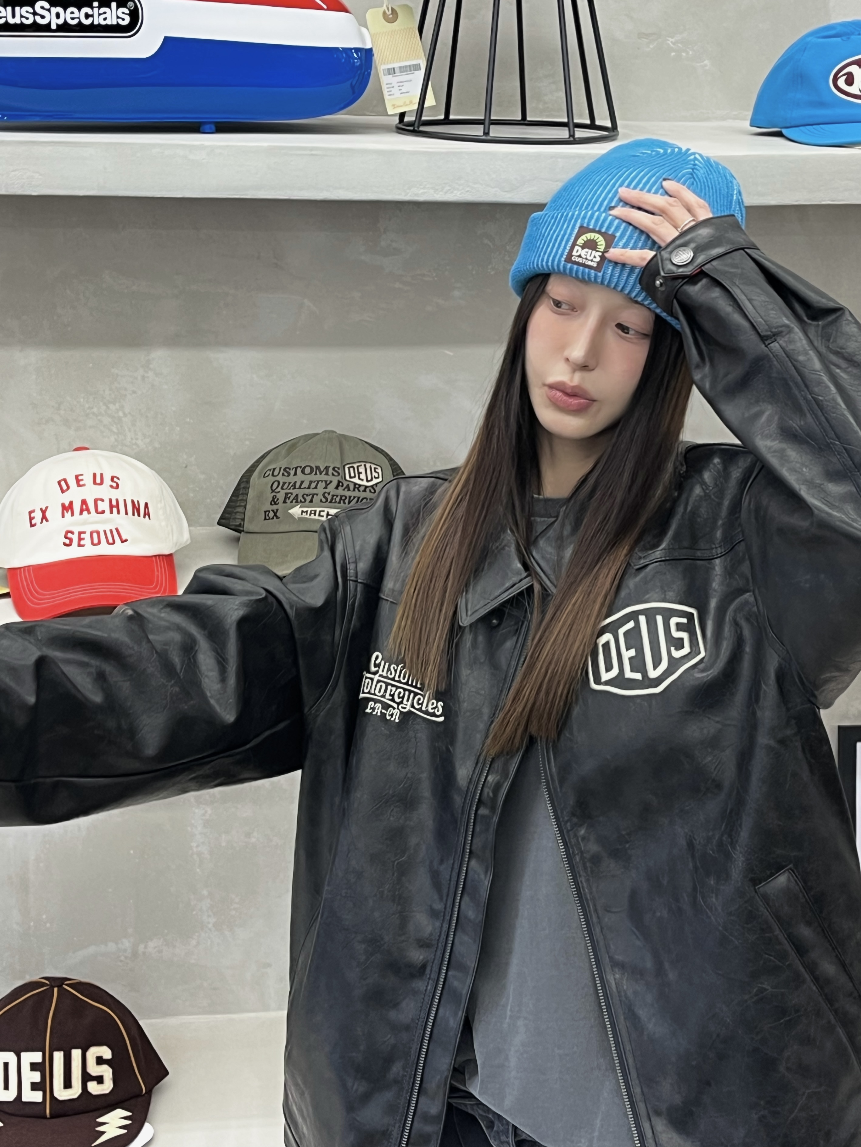 Deus Ex Machina Rider’s Friend Jacket Black, Deus Ex Machina Shield Garment Dyed Dad Cap Burgundy 착용 스타일 - 7