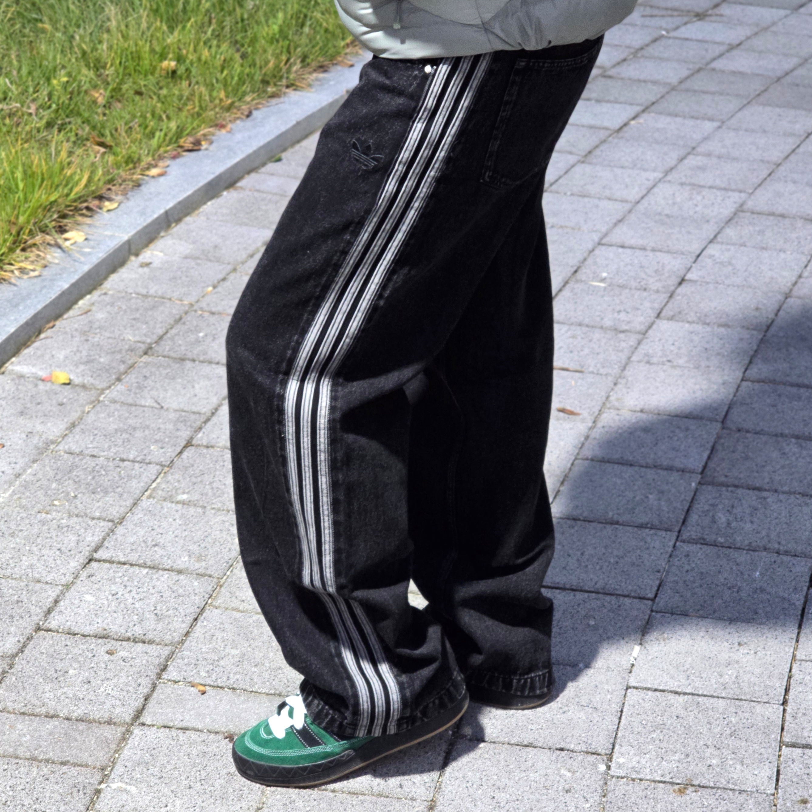 Adidas Adicolor Denim Firebird Pants True Black Denim - KR Sizing, Adidas Adicolor Denim Firebird Pants True Black Denim - US Sizing 착용 스타일 - 1