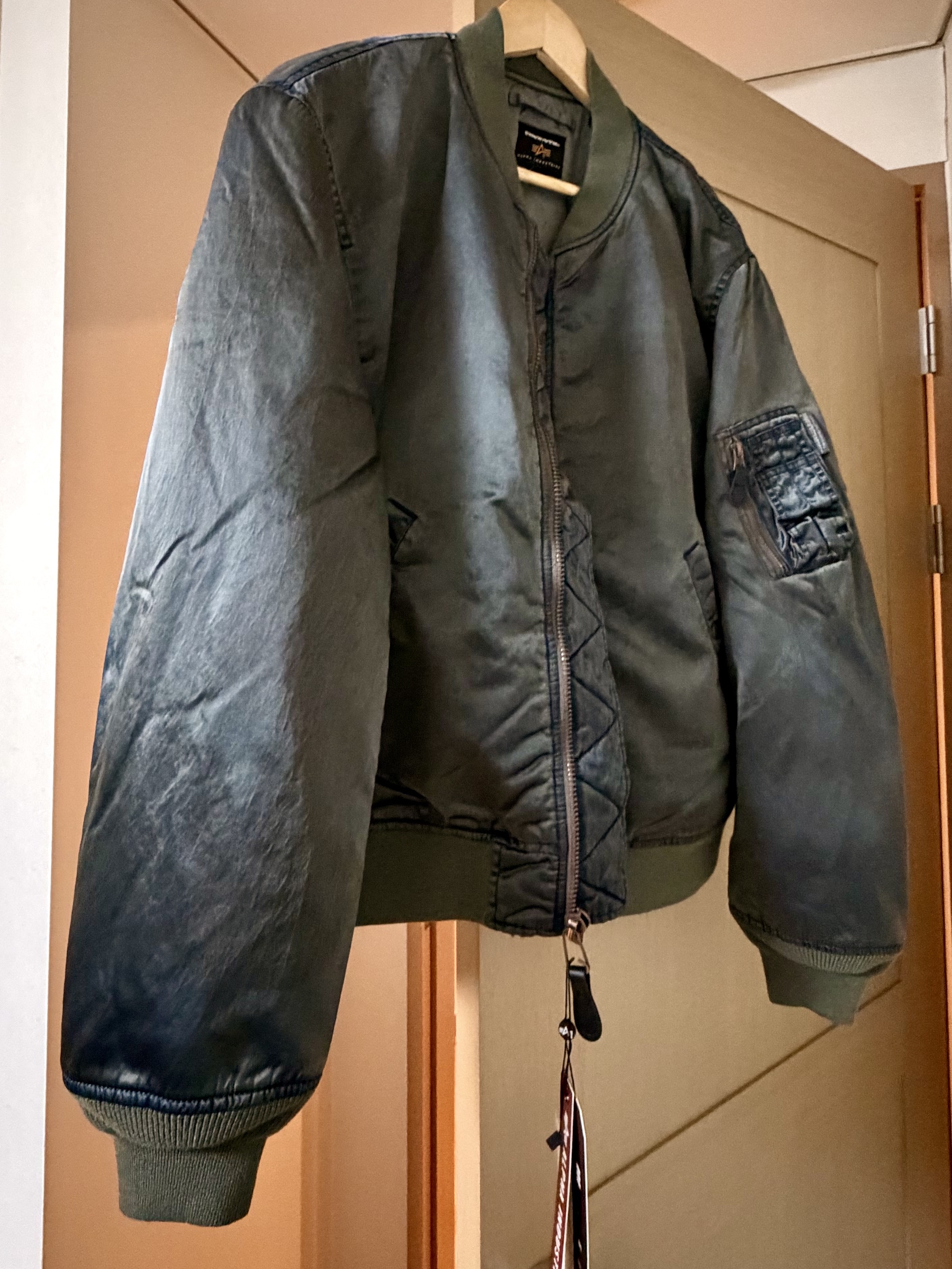 Thisisneverthat x Alpha Industries MA-1 Jacket Gunmetal 착용 스타일
