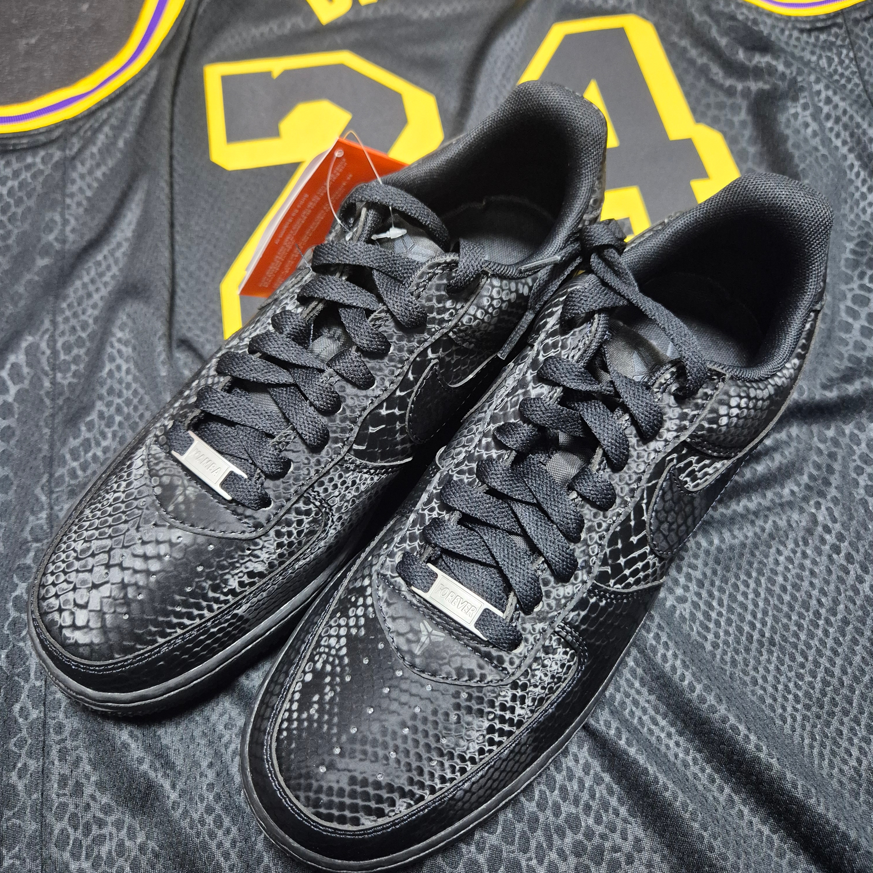 Nike x Kobe Bryant Air Force 1 Low Black, Nike Kobe Bryant LA Lakers City Edition Swingman Jersey Black (FN7297-010) 착용 스타일 - 1
