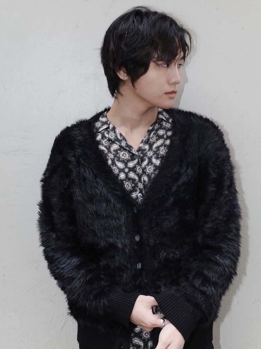 PHOS333 Hairy Cardigan Blue Grey, PHOS333 Hairy Cardigan Beige 착용 스타일 - 3