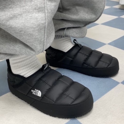 The North Face Thermoball Traction Mule V Black 착용 스타일
