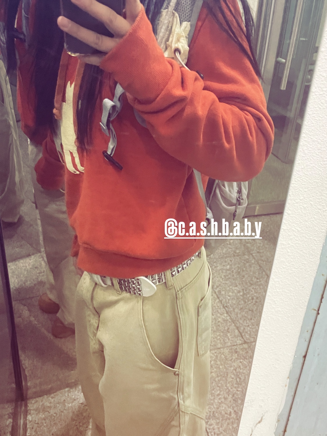 Safarispot Cathy and Brook Story Glove Hoodie Orange 착용 스타일