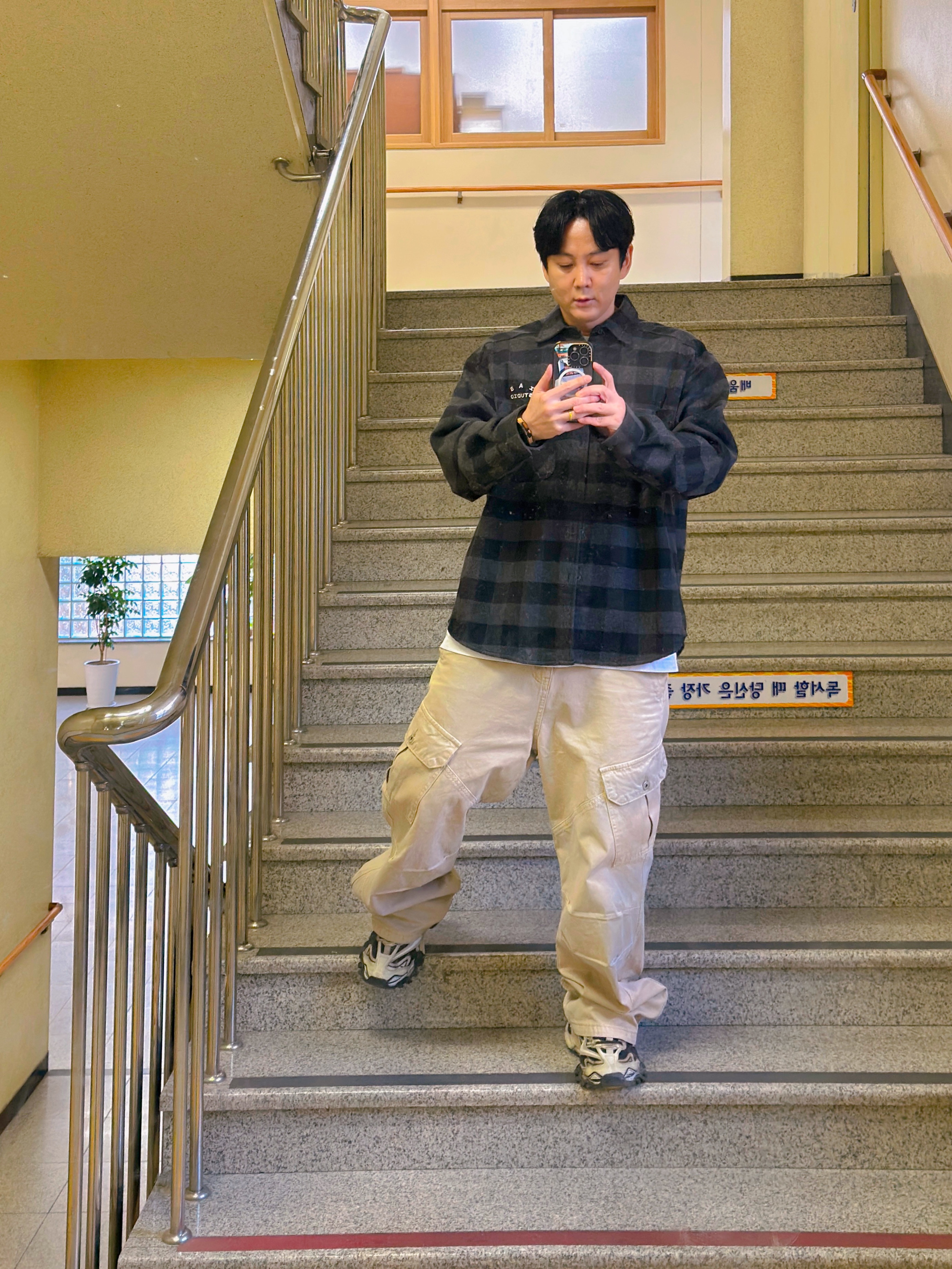 IAB Studio Gingham Check Shirt Black White 착용 스타일 - 2