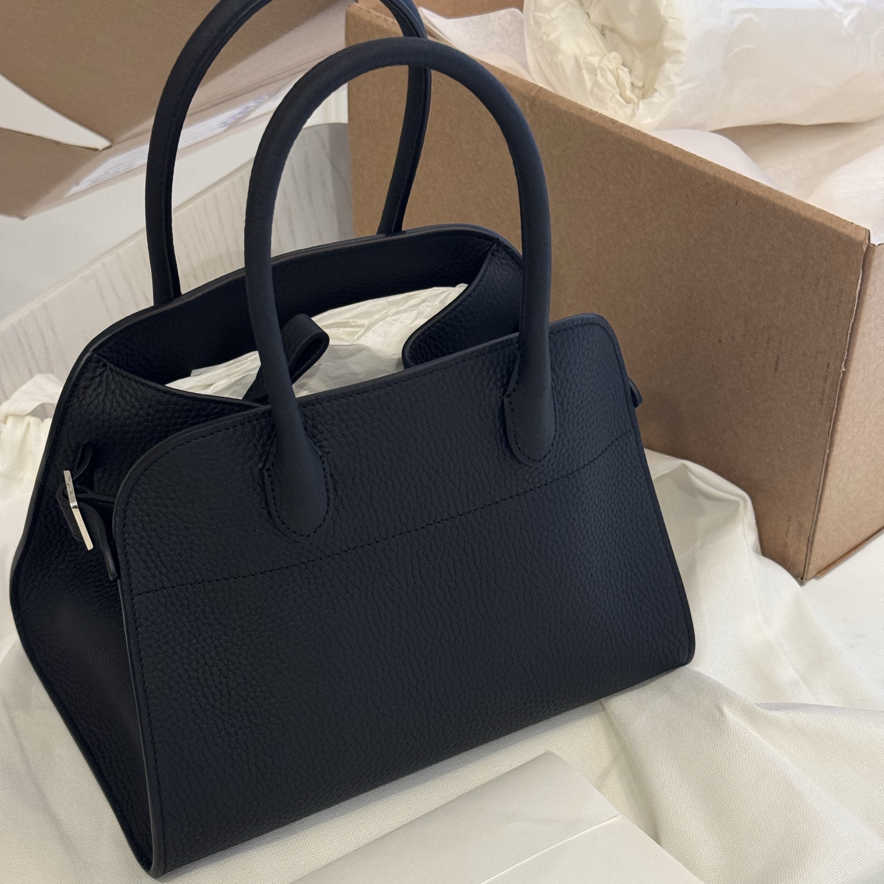 The Row Soft Margaux 10 Bag in Leather Black 착용 스타일