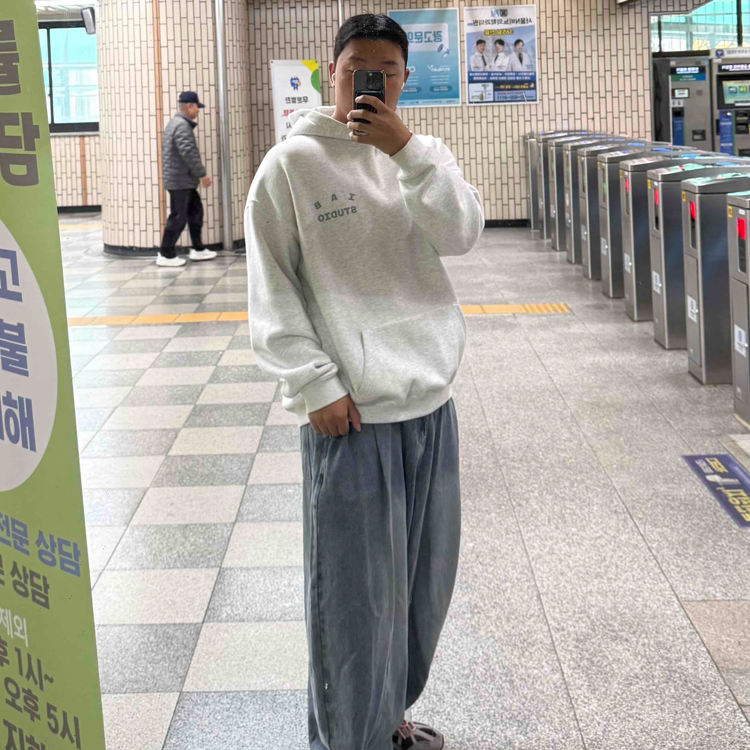 IAB Studio Hoodie Light Gray, Vans Slip-On Color Theory Checkerboard Beige 착용 스타일 - 3