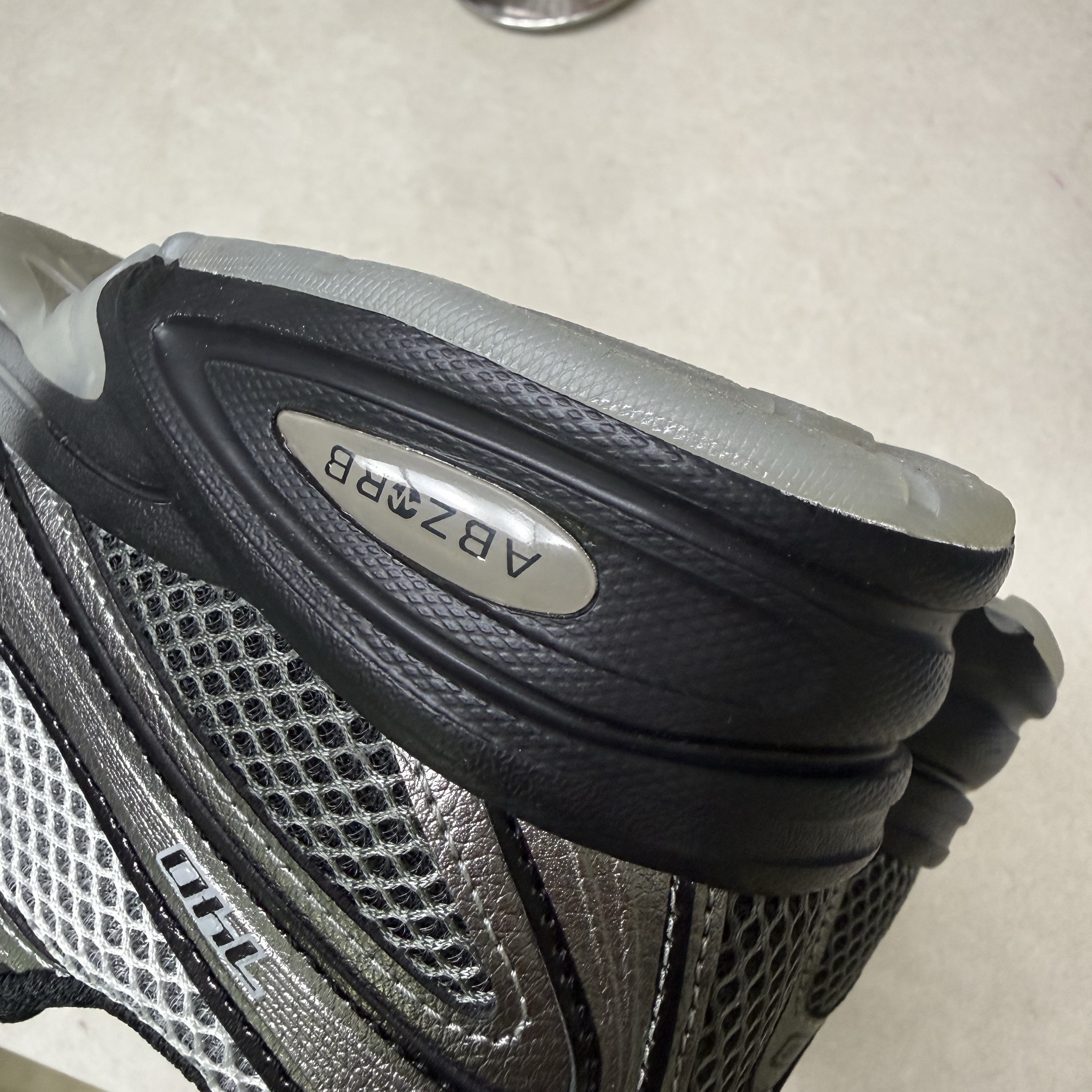 New Balance 740 Dark Silver Metallic 착용 스타일 - 10