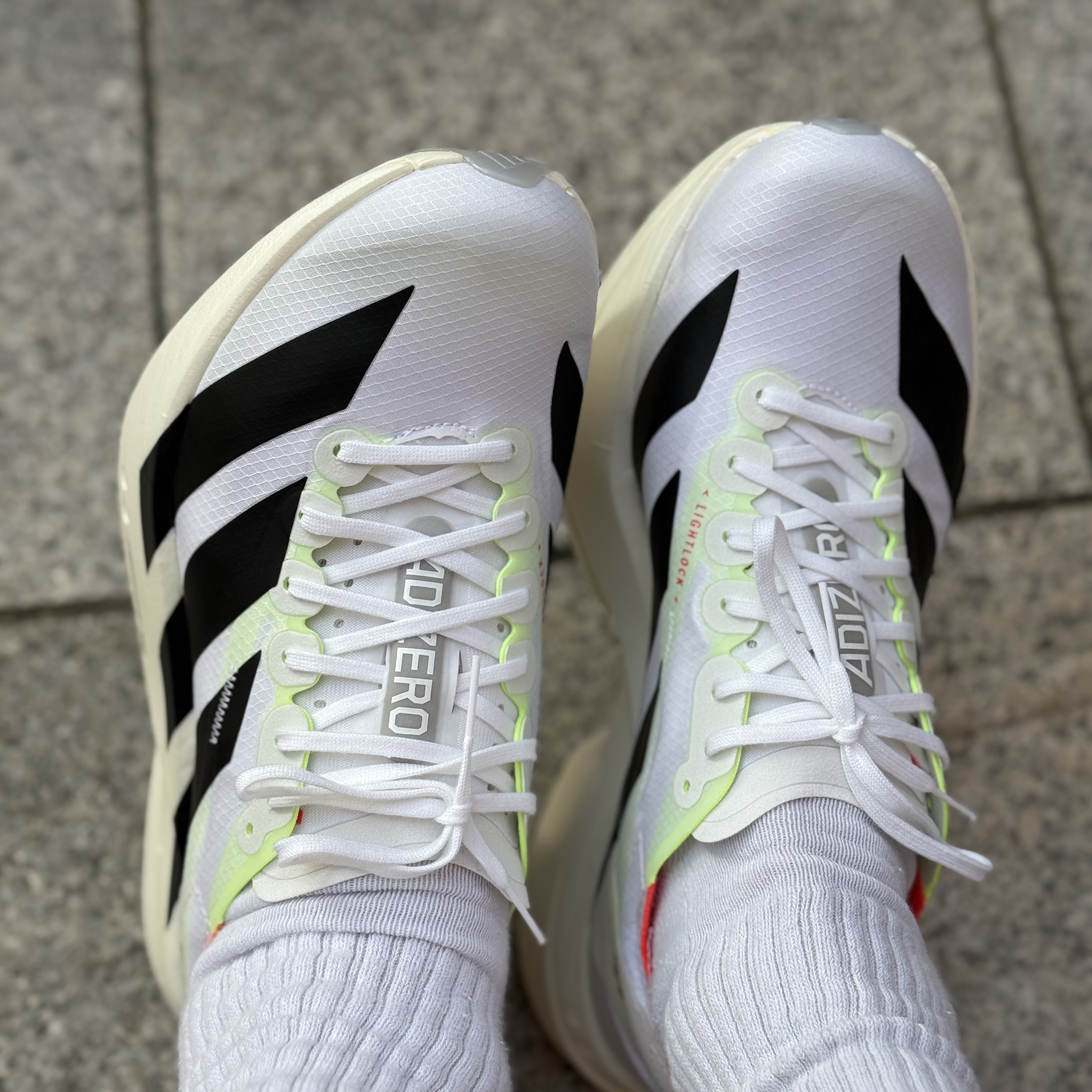 Adidas Adizero Adios Pro 4 Cloud White Core Black 착용 스타일