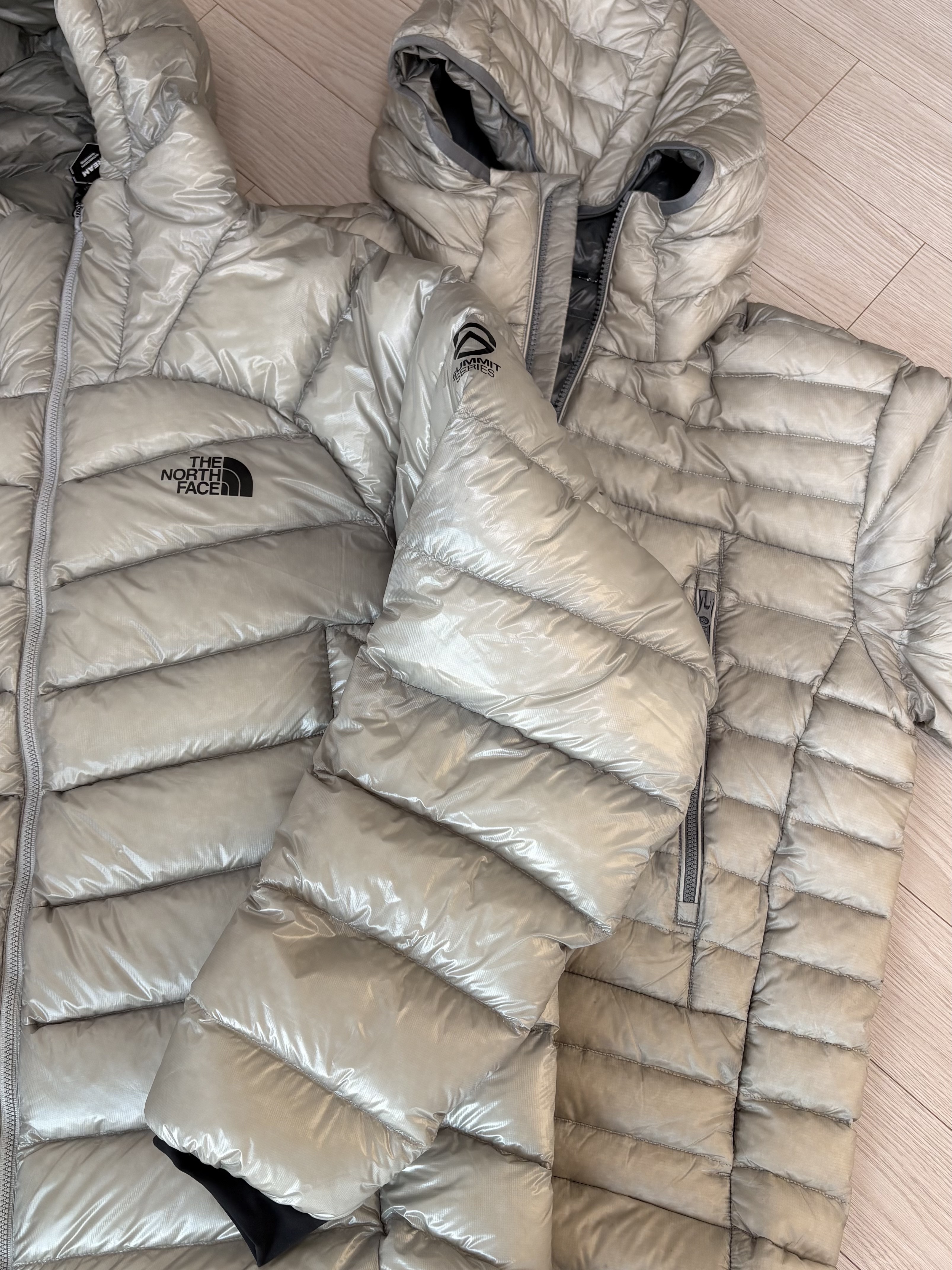 Musinsa Standard City Leisure Sheer Ripstop Hooded Light Down Jacket Light Grey, The North Face Summit Mattehorn RDS Down Jacket Light Gray 착용 스타일 - 1