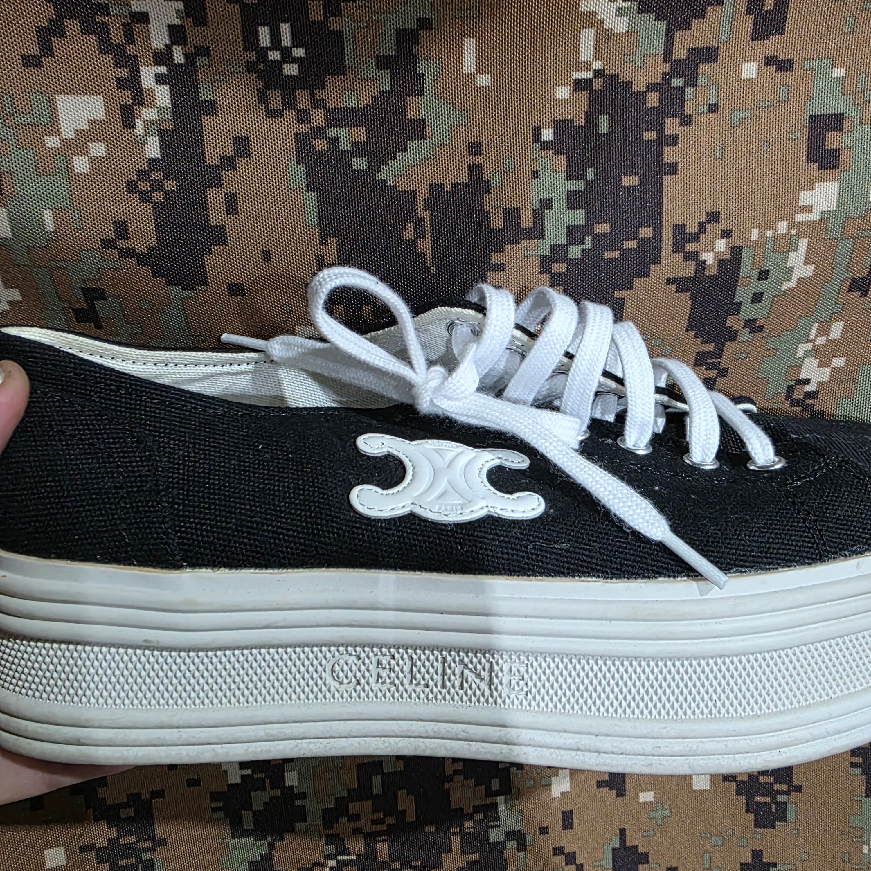 (W) Celine Jane Low Lace Up Sneakers in Canvas and Calfskin Optic White, (W) Celine Jane Low Lace-up Sneakers With Triomphe Patch In Canvas And Calfskin Grey 착용 스타일