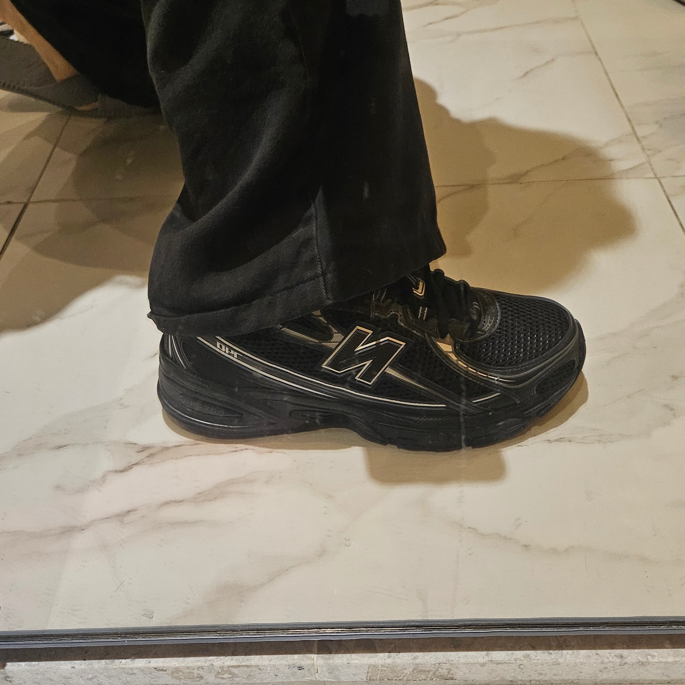 New Balance 740v2 Black Silver Metallic 착용 스타일 - 2