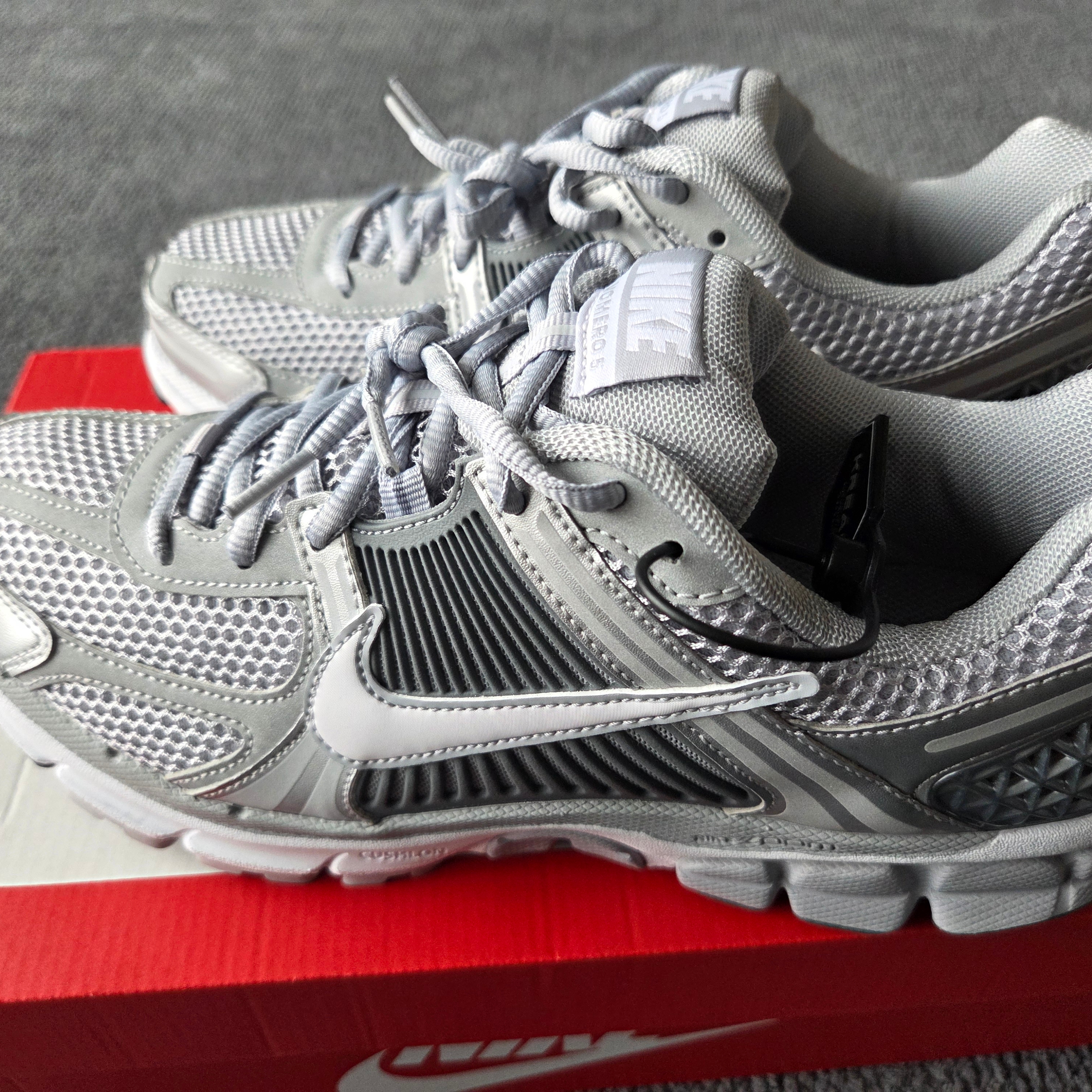 Nike Zoom Vomero 5 Wolf Grey White 착용 스타일