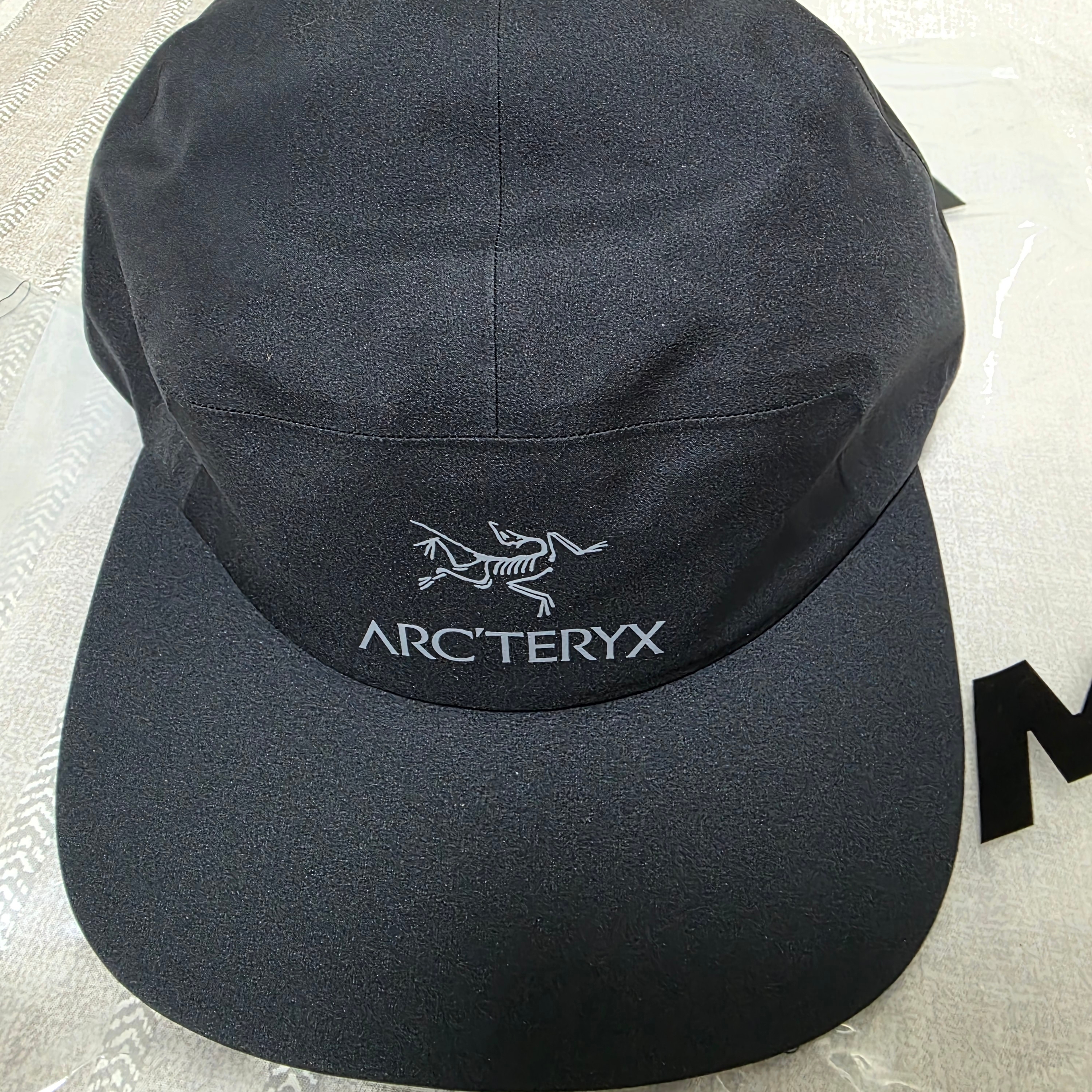 Arc'teryx Gore 5 Panel Cap Black 착용 스타일