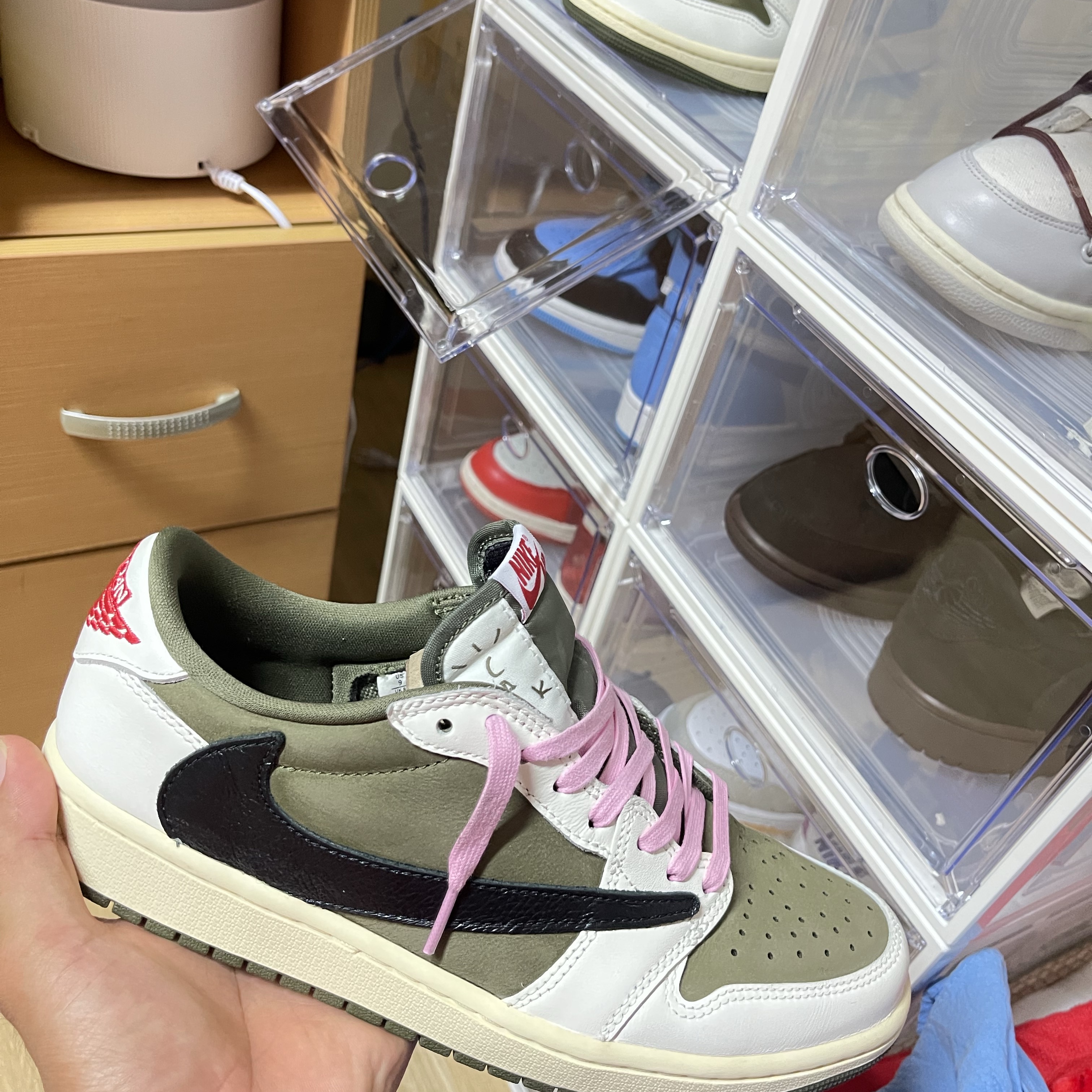 Jordan 1 x Travis Scott Retro Low OG SP Reverse Olive 착용 스타일