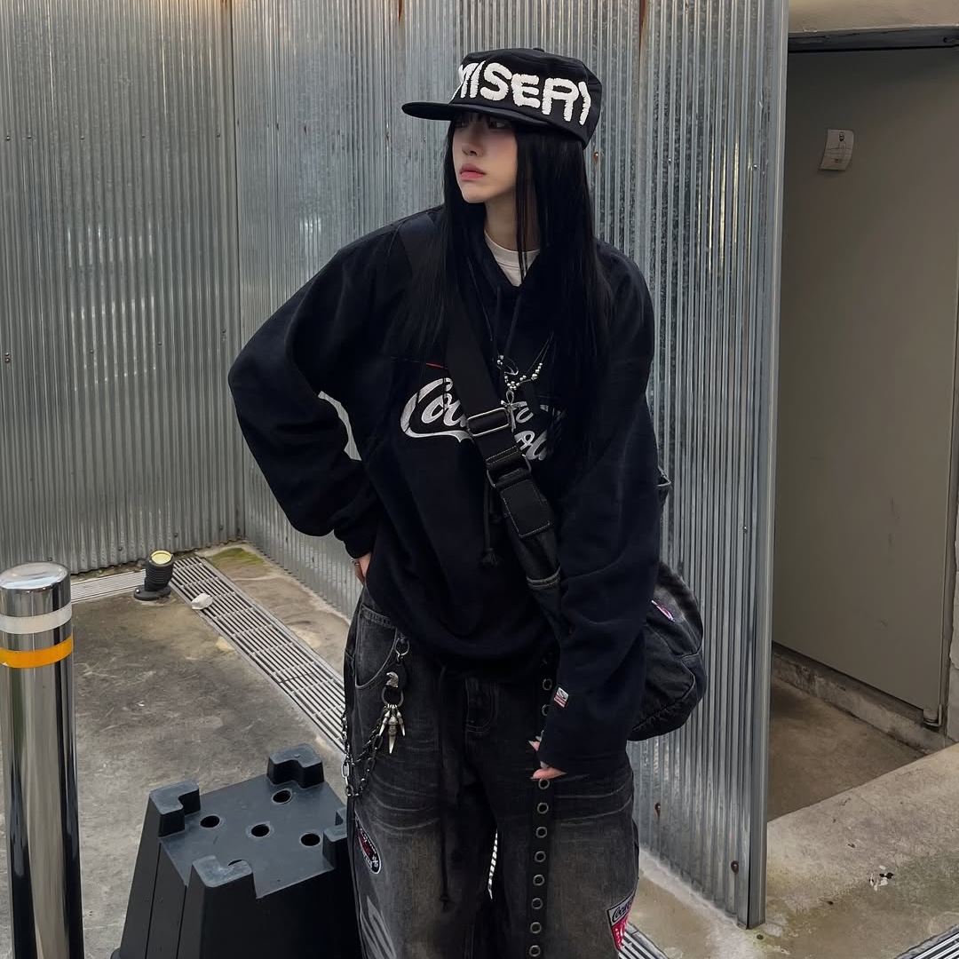 SPORT CHAMBER x Coca-Cola Balloon Denim Pants Black, SPORT CHAMBER x Coca-Cola Denim Cross Bag Black 착용 스타일 - 6